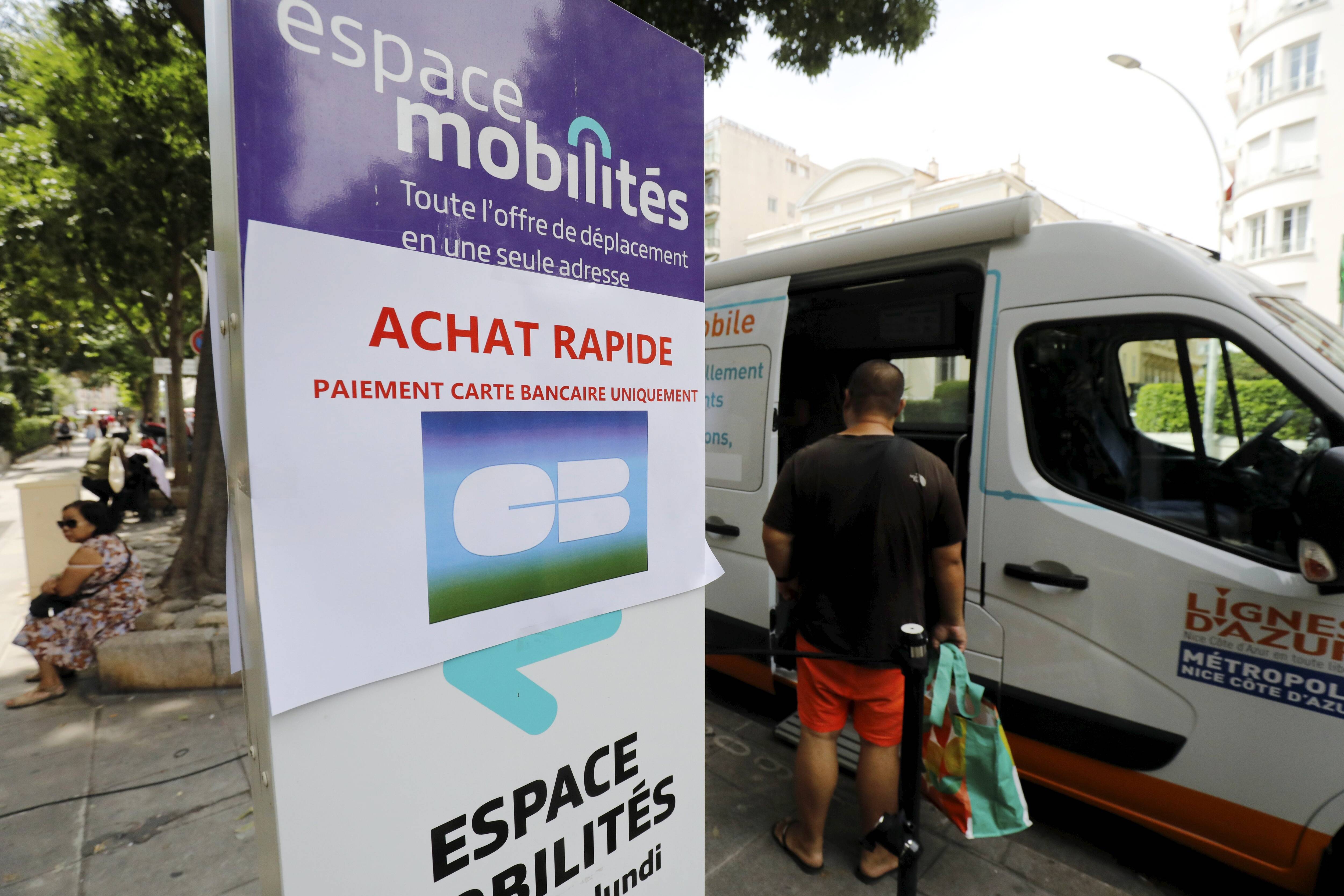 "On fait de notre mieux": des renforts envoyés à l'agence Lignes d'azur du centre-ville de Nice face à l'affluence des usagers désabusés