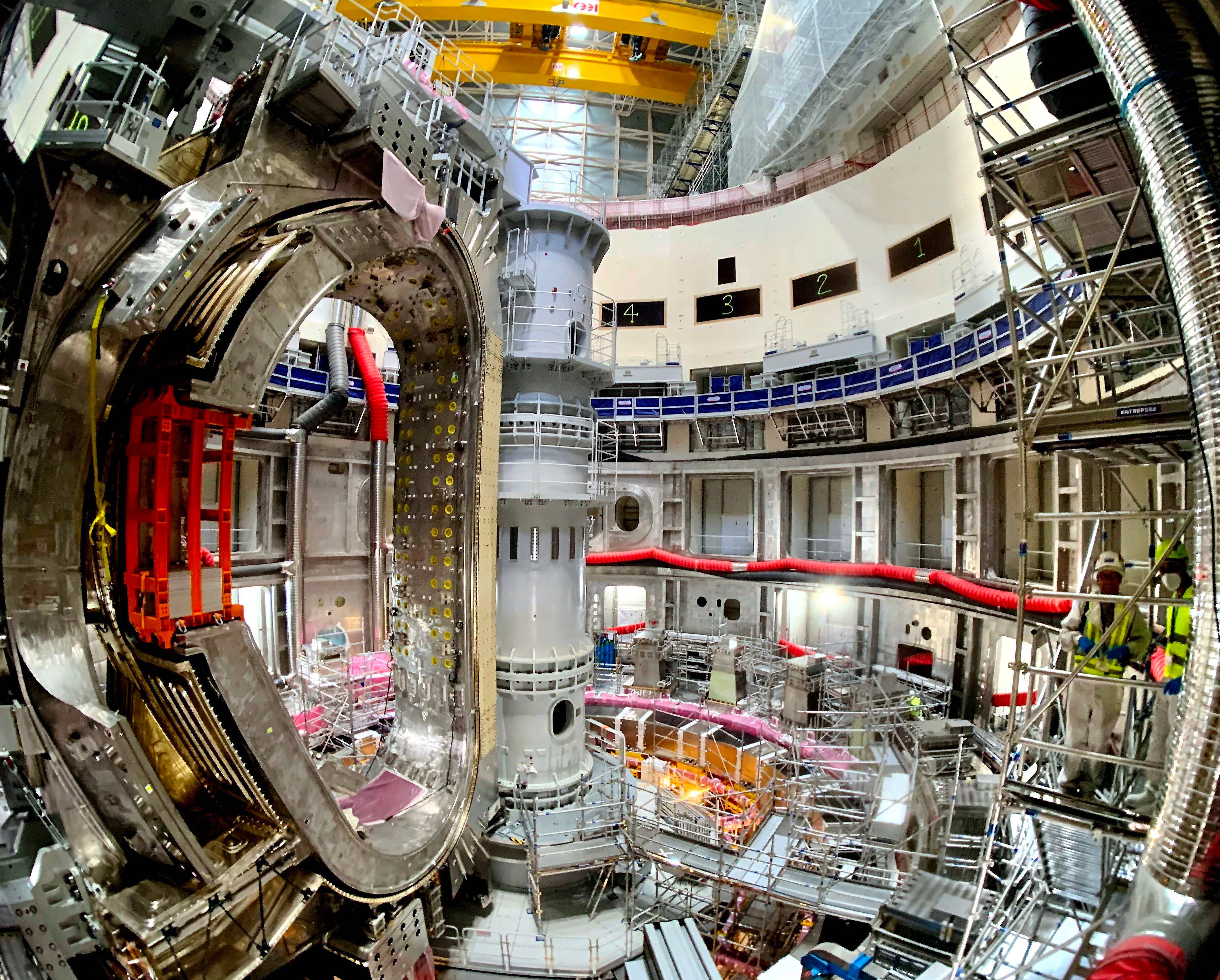 Термоядерный реактор новости 2025. Токамак ИТЭР. Ядерный реактор токамак. Термоядерный реактор ИТЭР. Международный экспериментальный термоядерный реактор.