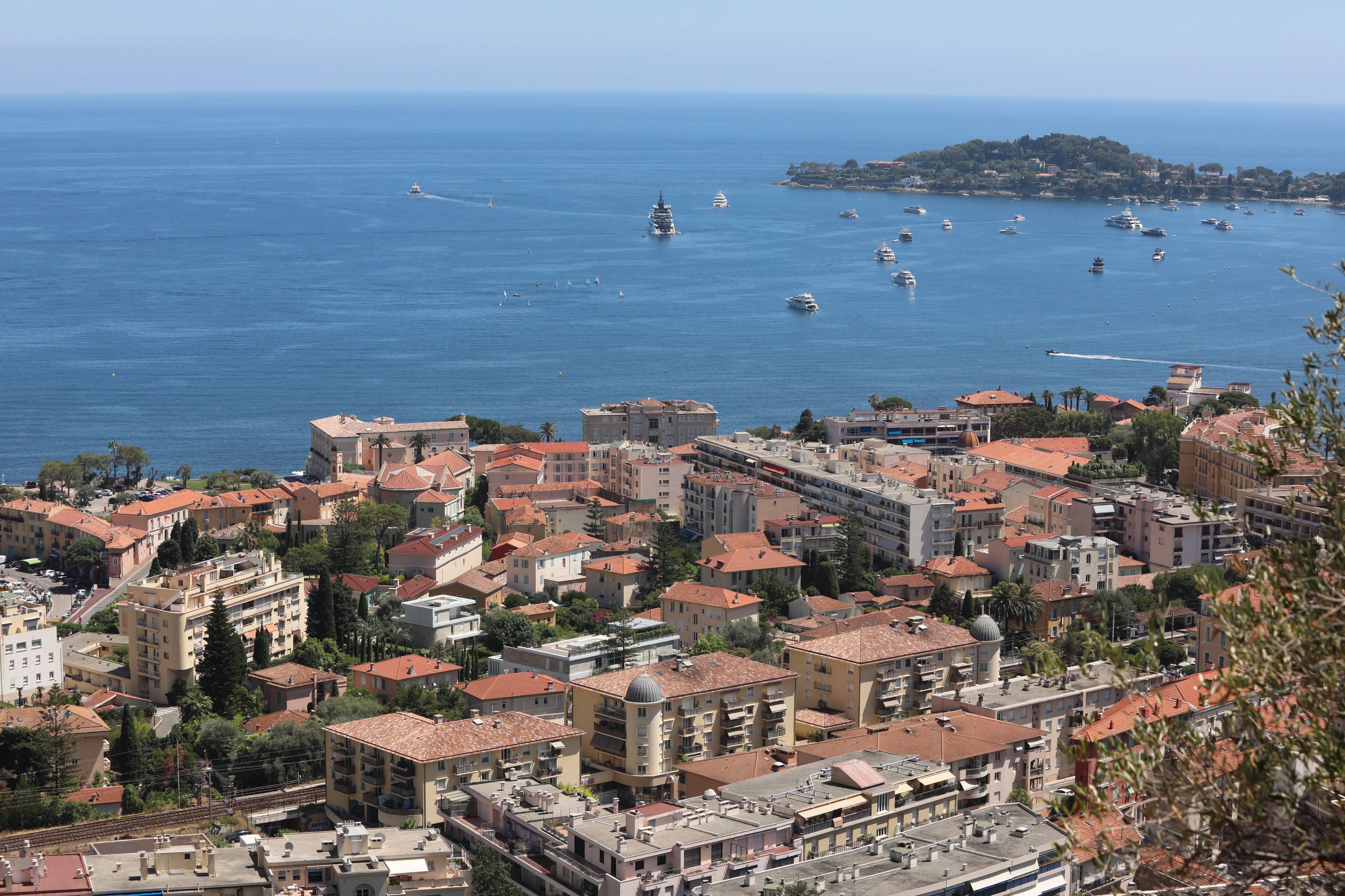 Un yacht de 55 mètres en difficulté sur la Côte d'Azur après la découverte d'une voie d'eau