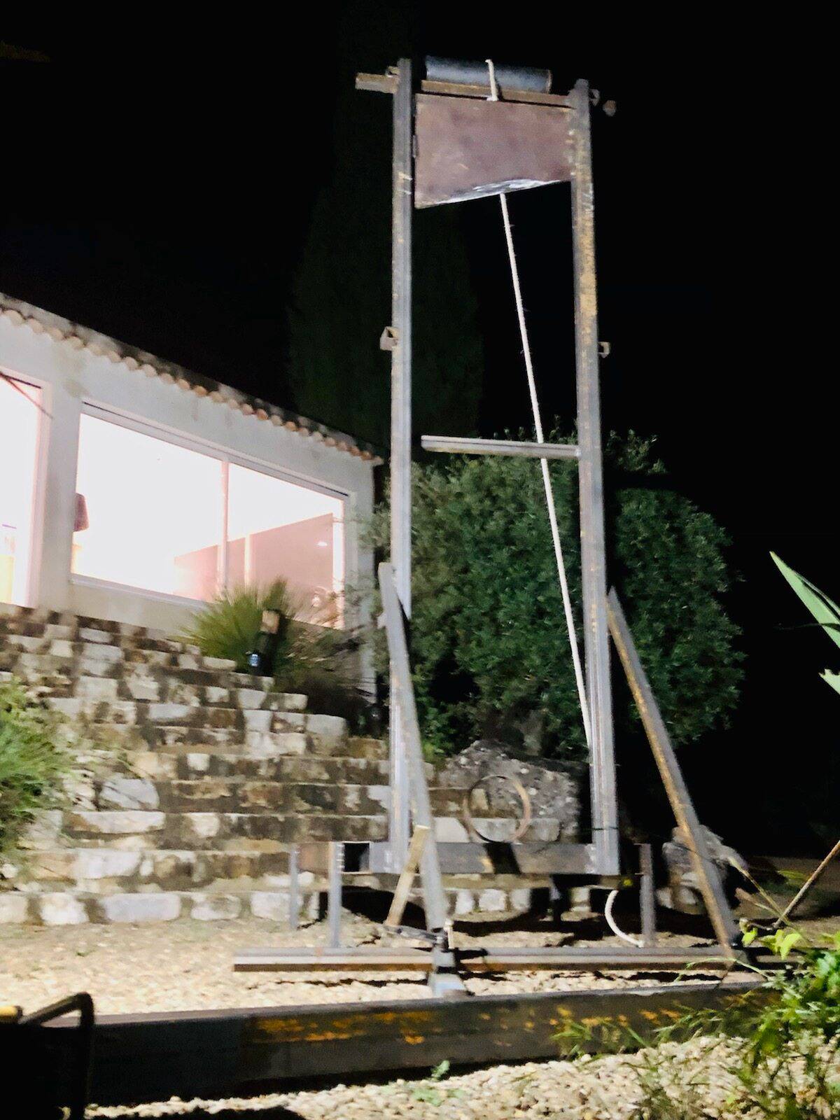 À la veille de son procès pour violences conjugales, il se suicide à l'aide d'une guillotine à Flayosc