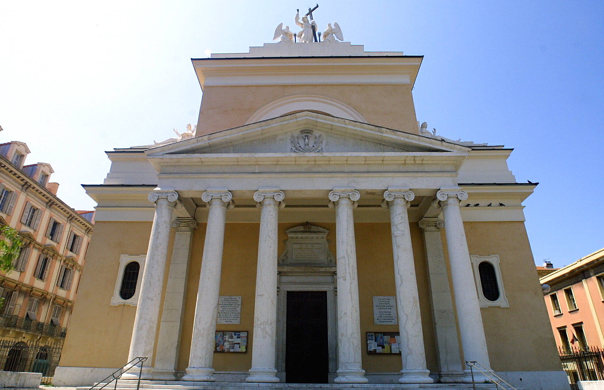 Pour faire expulser les migrants et sans-abri du parvis d'une église du centre-ville de Nice, Christian Estrosi invoque un "risque d'effondrement des sols"