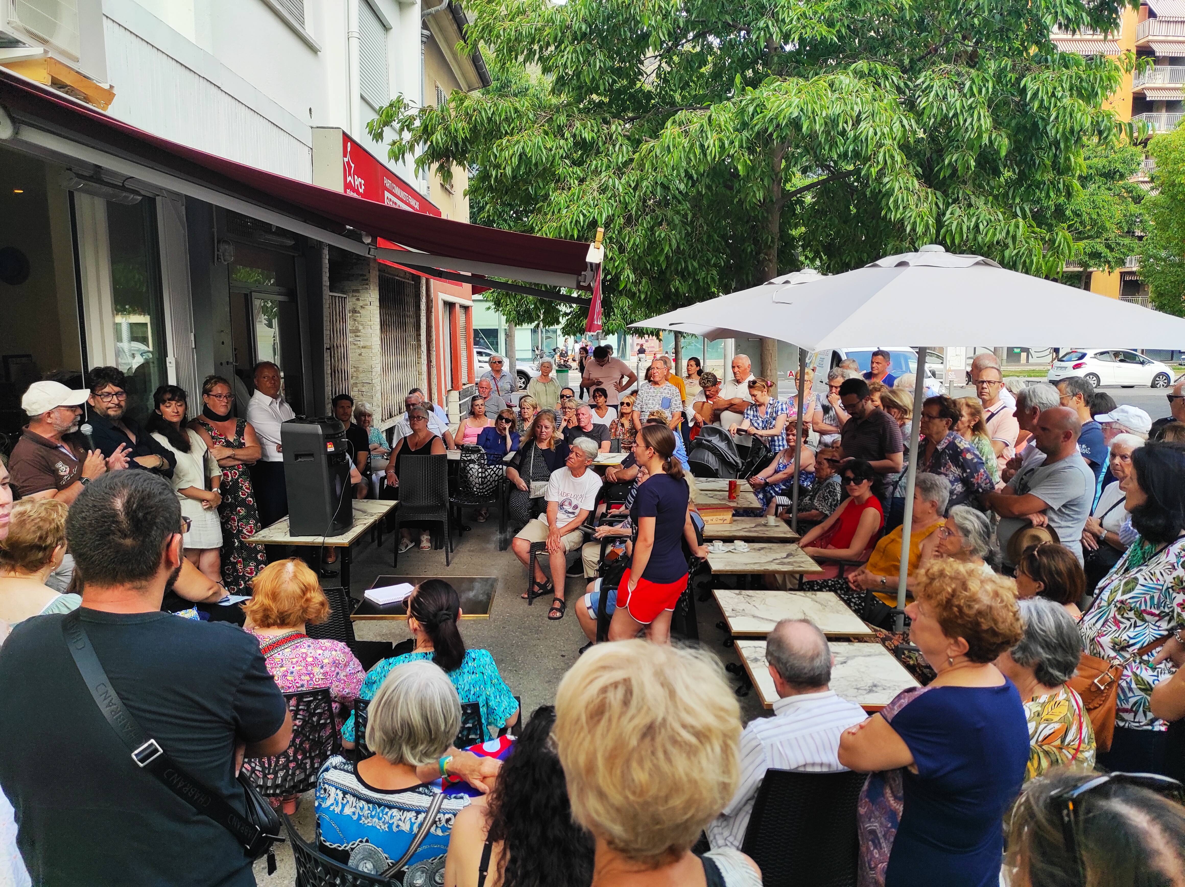"N'attendons pas la mort d'un humain pour agir": un collectif réunit une centaine de riverains niçois pour dénoncer l'insécurité sur la place Saint-Roch