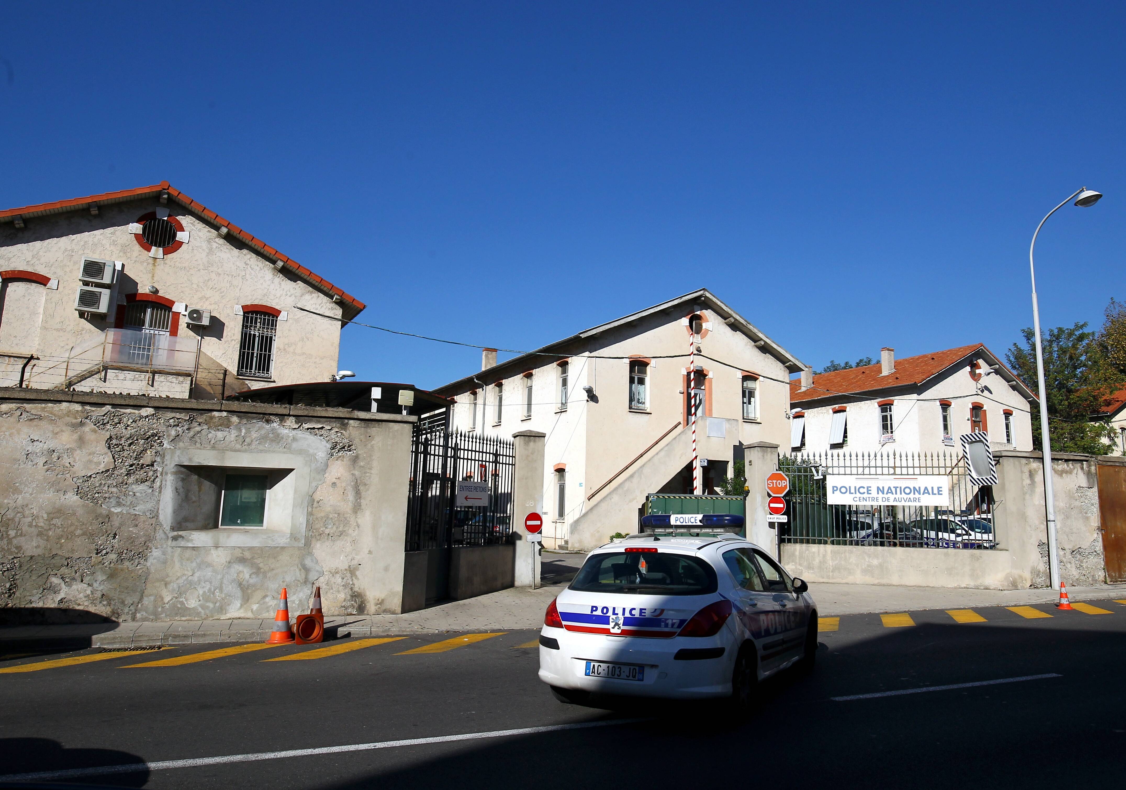 Ivre, il tire en l'air avec une arme de poing dans les parties communes de son immeuble