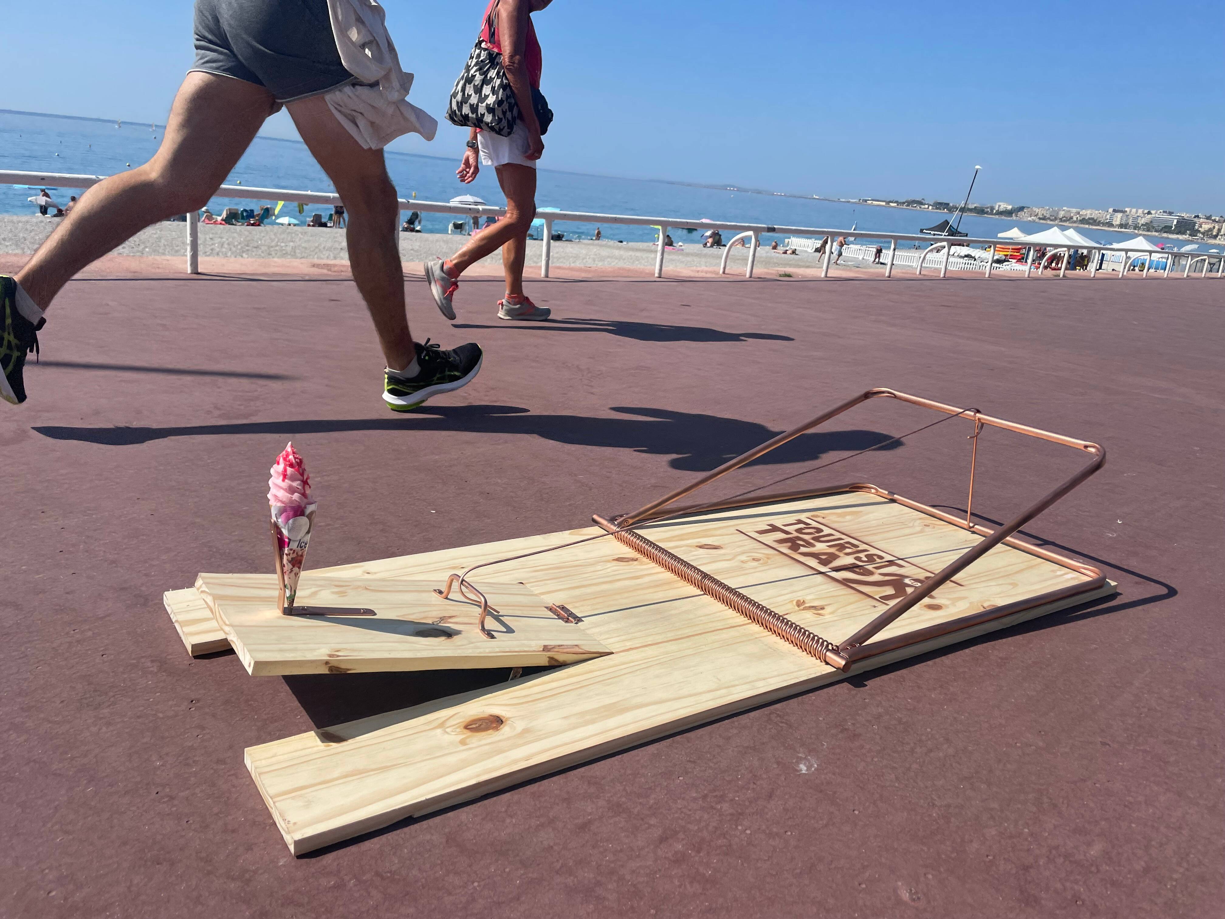 Mais d'où sortent ces drôles de "tapettes à touristes" disséminées dans Nice? On vous explique