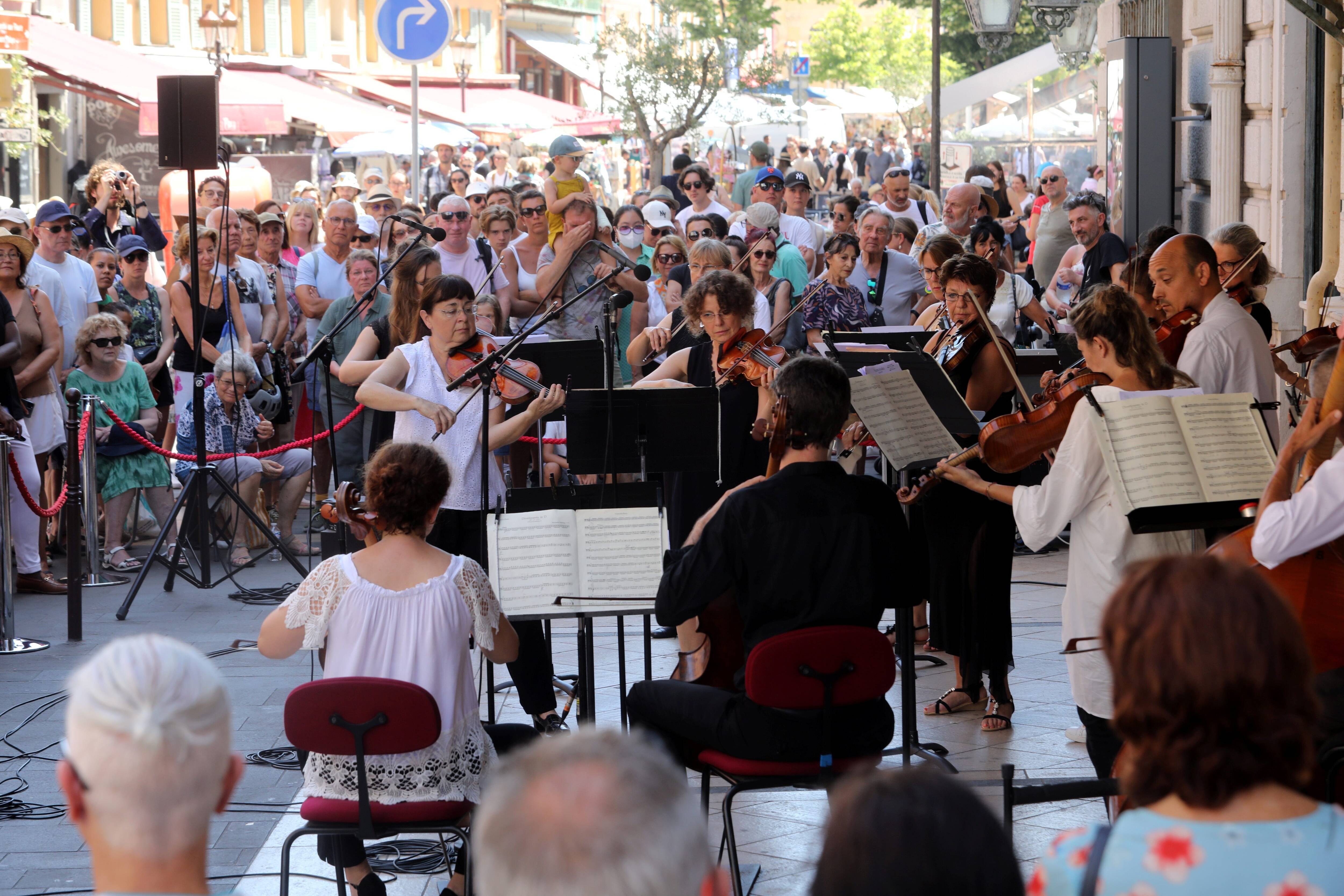 On vous explique pourquoi un concert de musique se déroule chaque jour à midi devant l'Opéra de Nice
