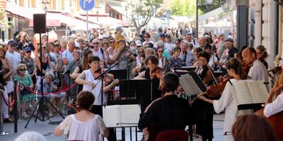 On vous explique pourquoi un concert de musique se déroule chaque jour à midi devant l'Opéra de Nice