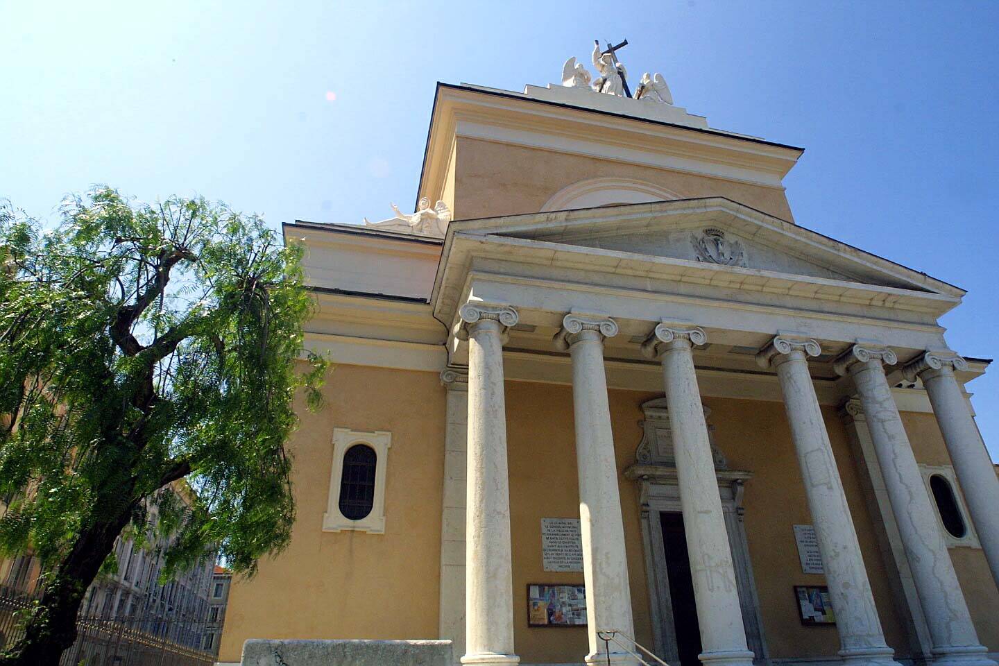 La Ville de Nice voulait faire expulser le camp installé devant une église du centre-ville, la justice dit non