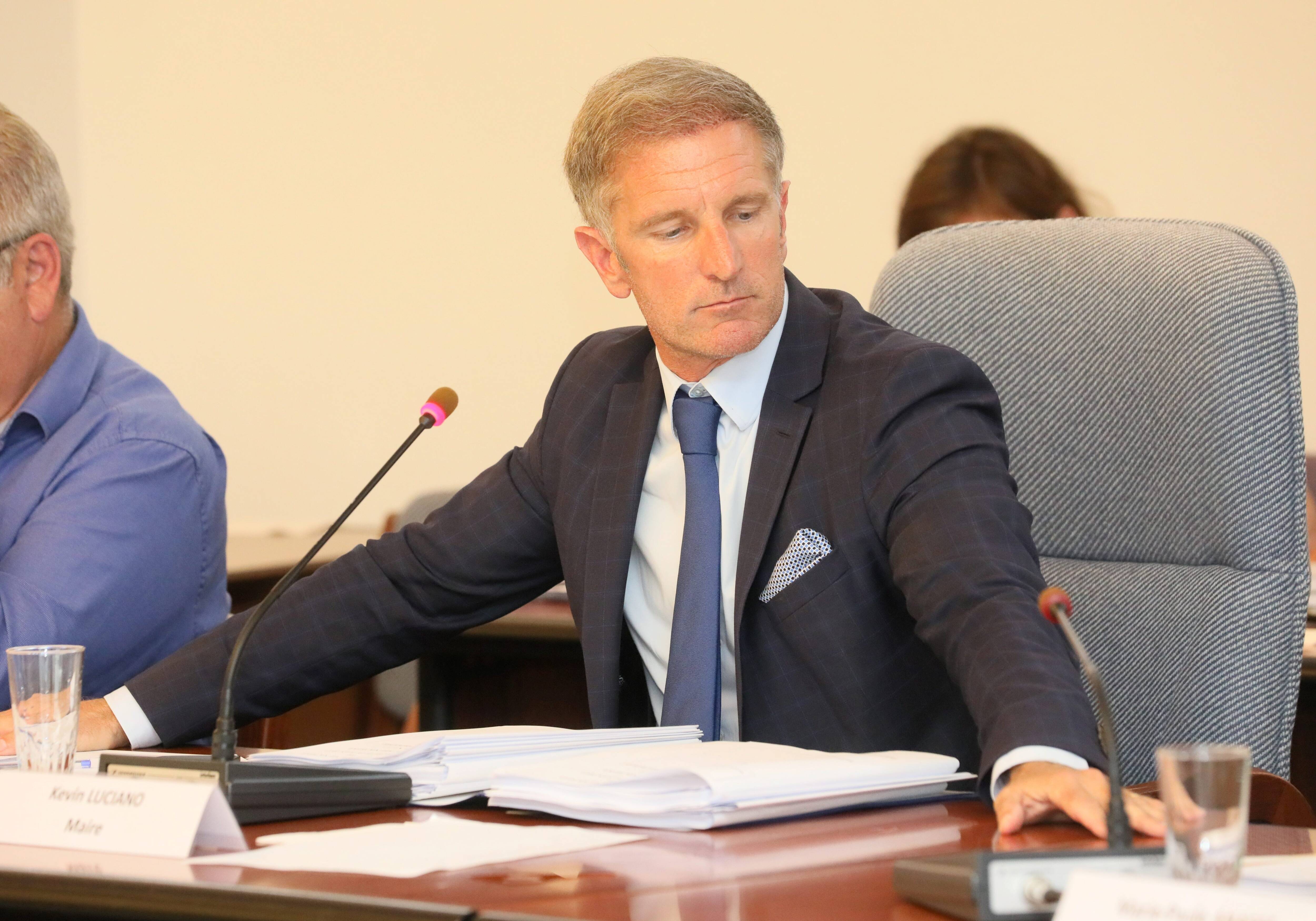 Une vingtaine de plaintes ont-elles été déposées contre le maire de cette commune azuréenne?