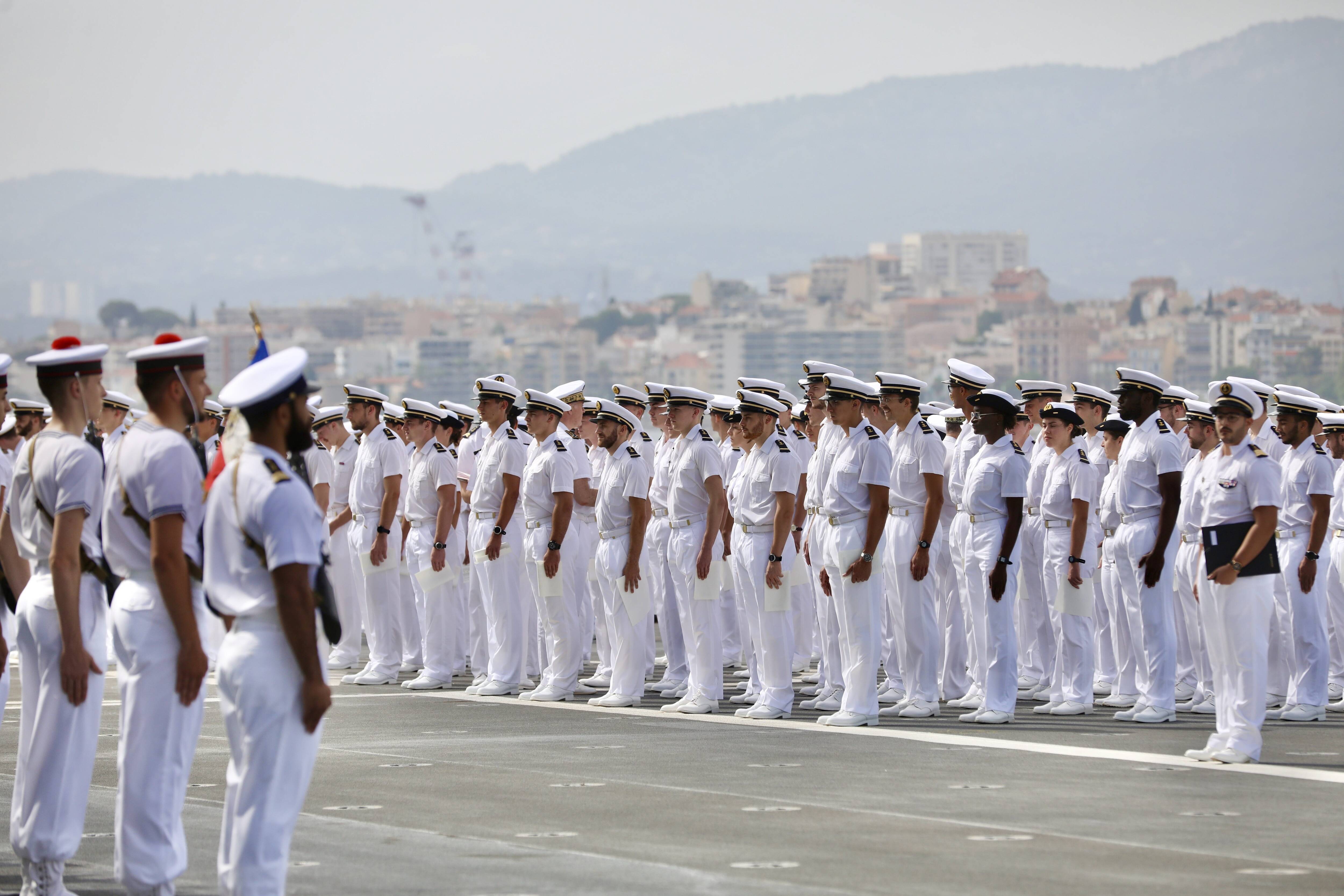 Les marins de la mission Jeanne d'Arc de retour sur terre à Toulon après avoir fait le tour du monde