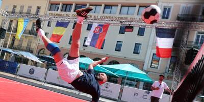 Les joueurs de l'équipe de France de futnet montrent les gestes techniques les plus impressionnants de leur sport