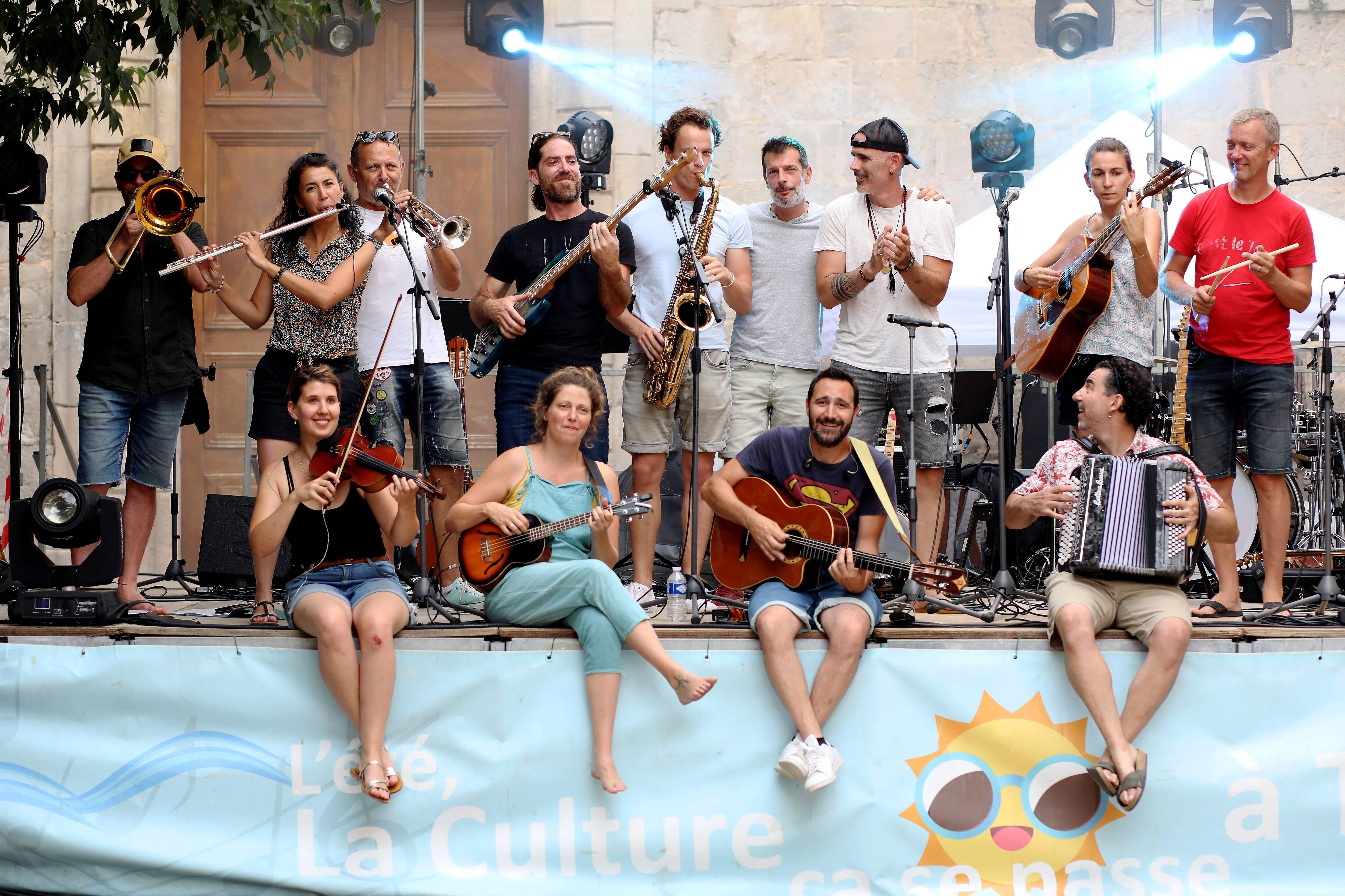 Quelle est cette formation qui dépoussière la guinguette dans le Var? Avant son concert à Bandol, on vous raconte tout sur la belle histoire du "Guinguette Hot Club"