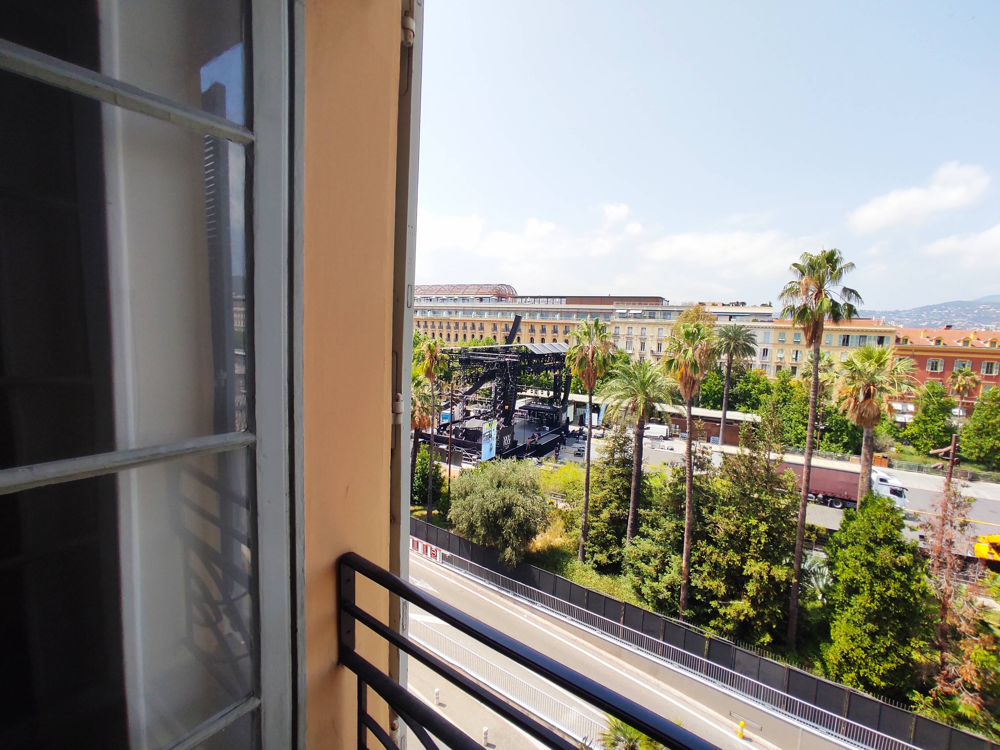 Ils ont la scène du Nice jazz festival sous leurs fenêtres, on est allé leur demandé comment ils le vivent