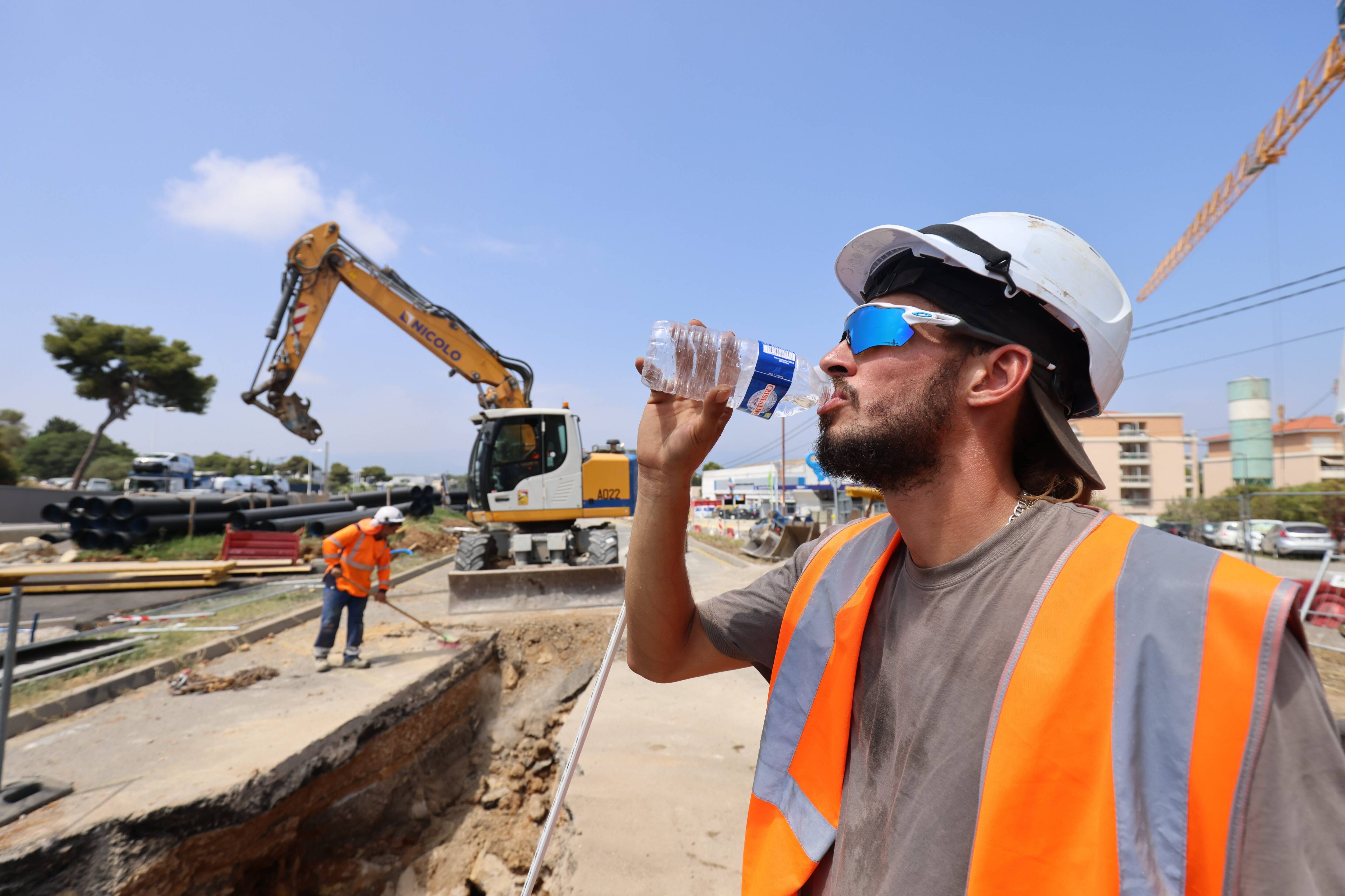 "On essaie de prendre des pauses, boire davantage, se relayer": comment les ouvriers travaillent sur les chantiers durant la canicule