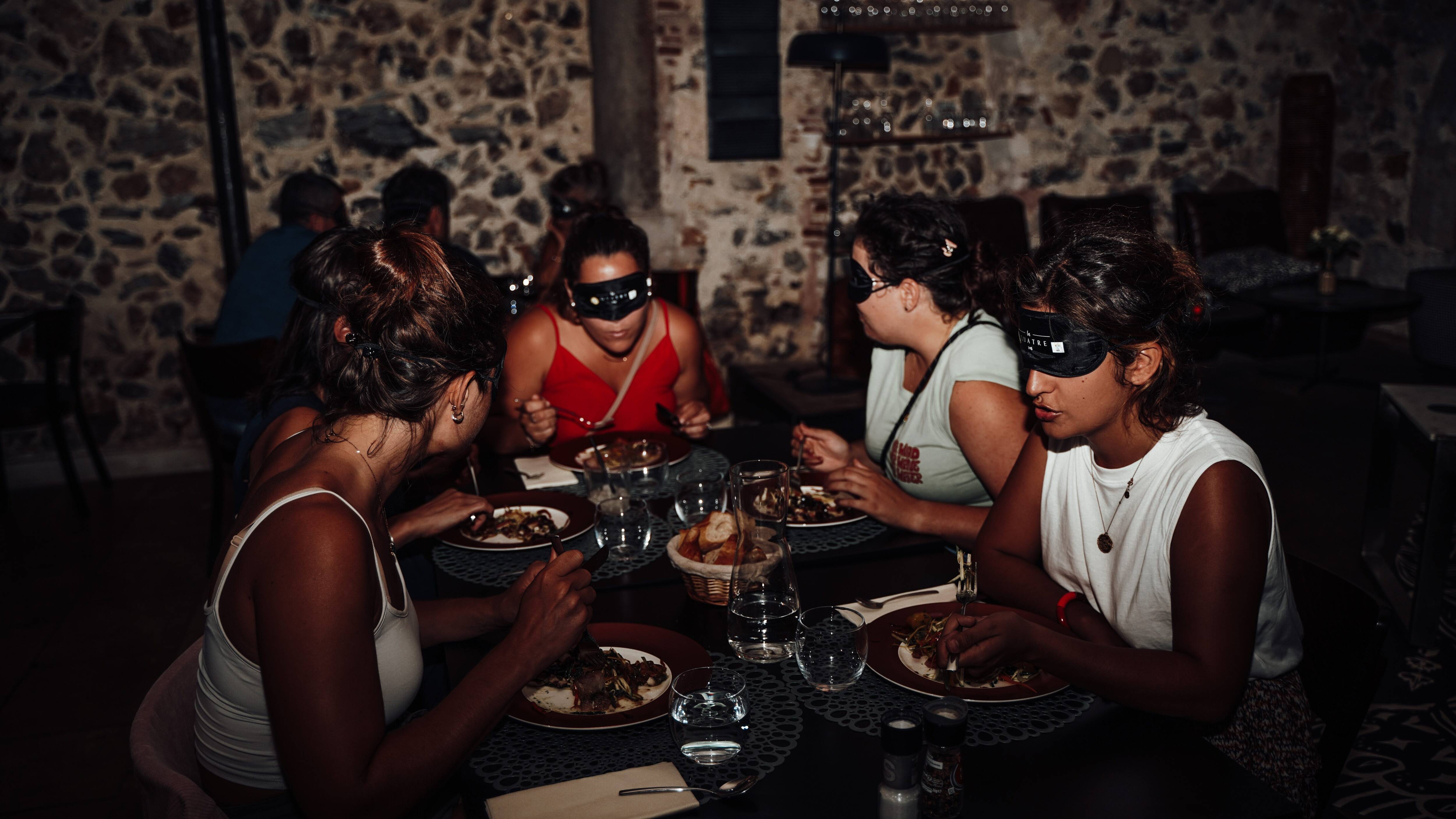 À Toulon, une quarantaine de personnes ont mangé dans le noir pour sensibiliser sur la cécité