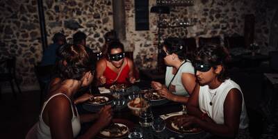 À Toulon, une quarantaine de personnes ont mangé dans le noir pour sensibiliser sur la cécité