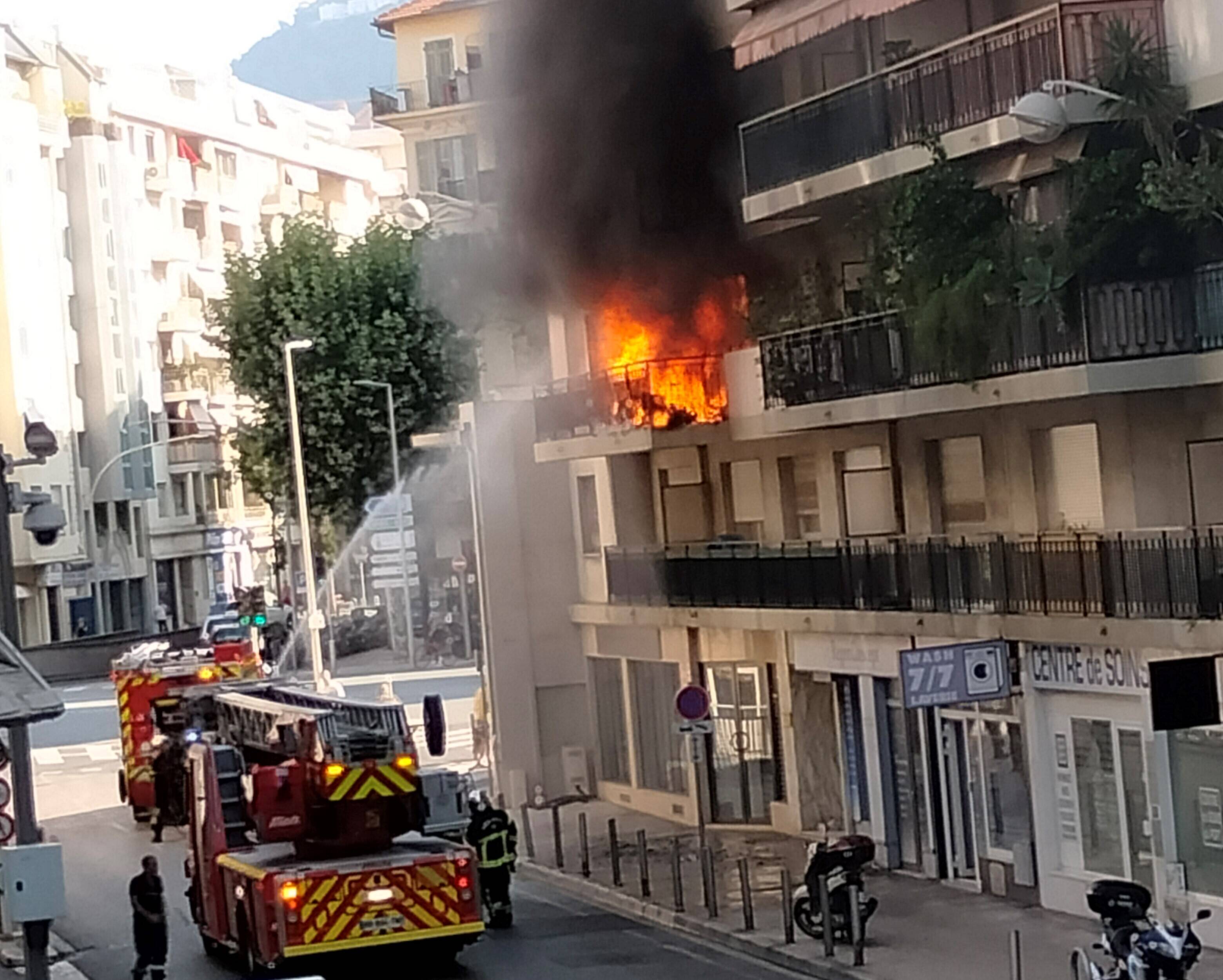 "C'était très choquant, on ne voit ça que dans les films": une voisine raconte l'incendie qui a ravagé un appartement à Nice ce samedi