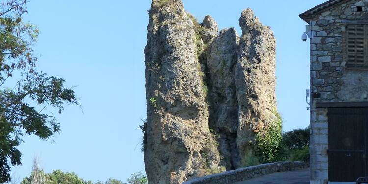 A Ampus, la roche aiguille, la falaise et la grotte sous haute surveillance