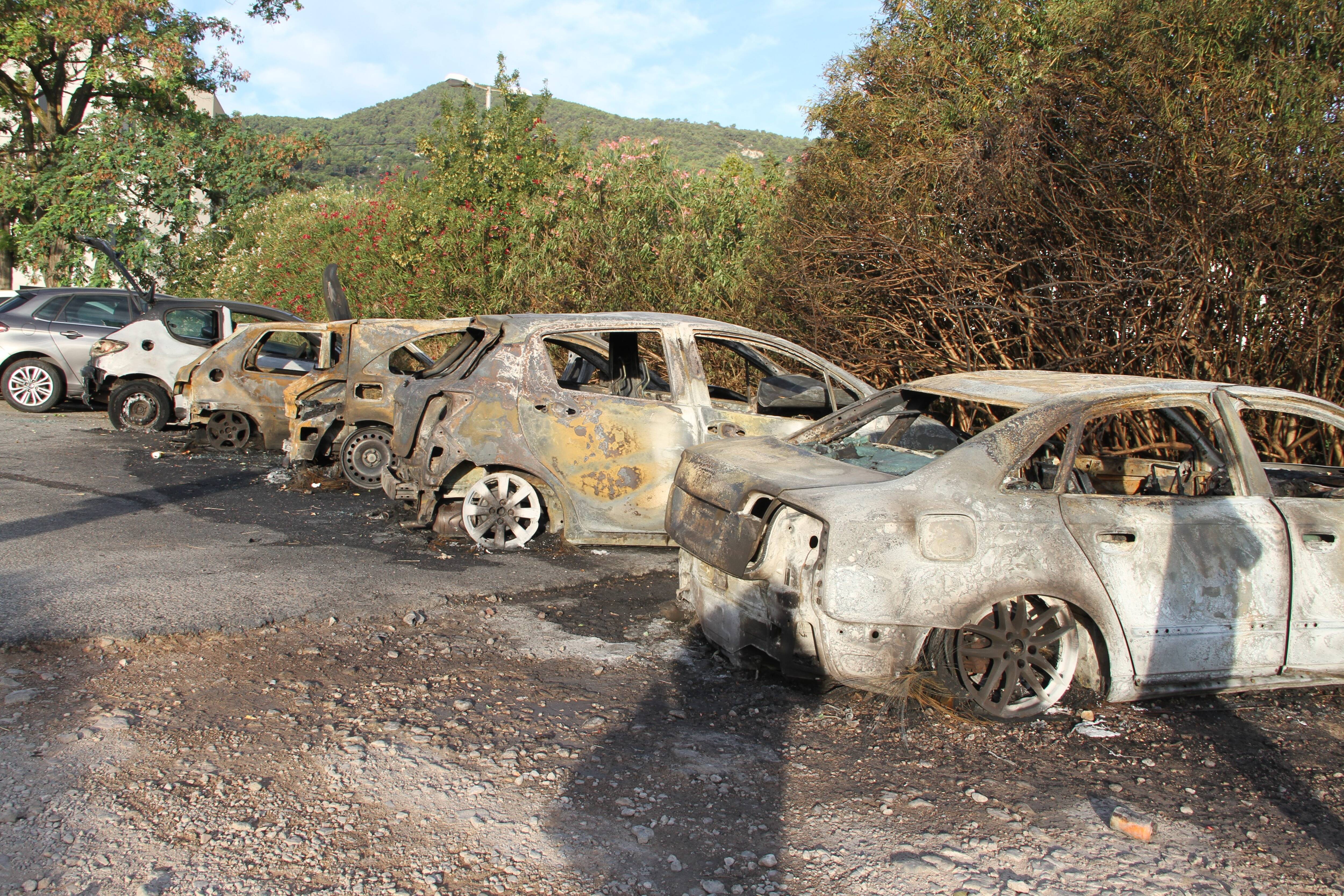Six véhicules carbonisés sur le parking de la gare à Solliès-Pont, une enquête a été ouverte