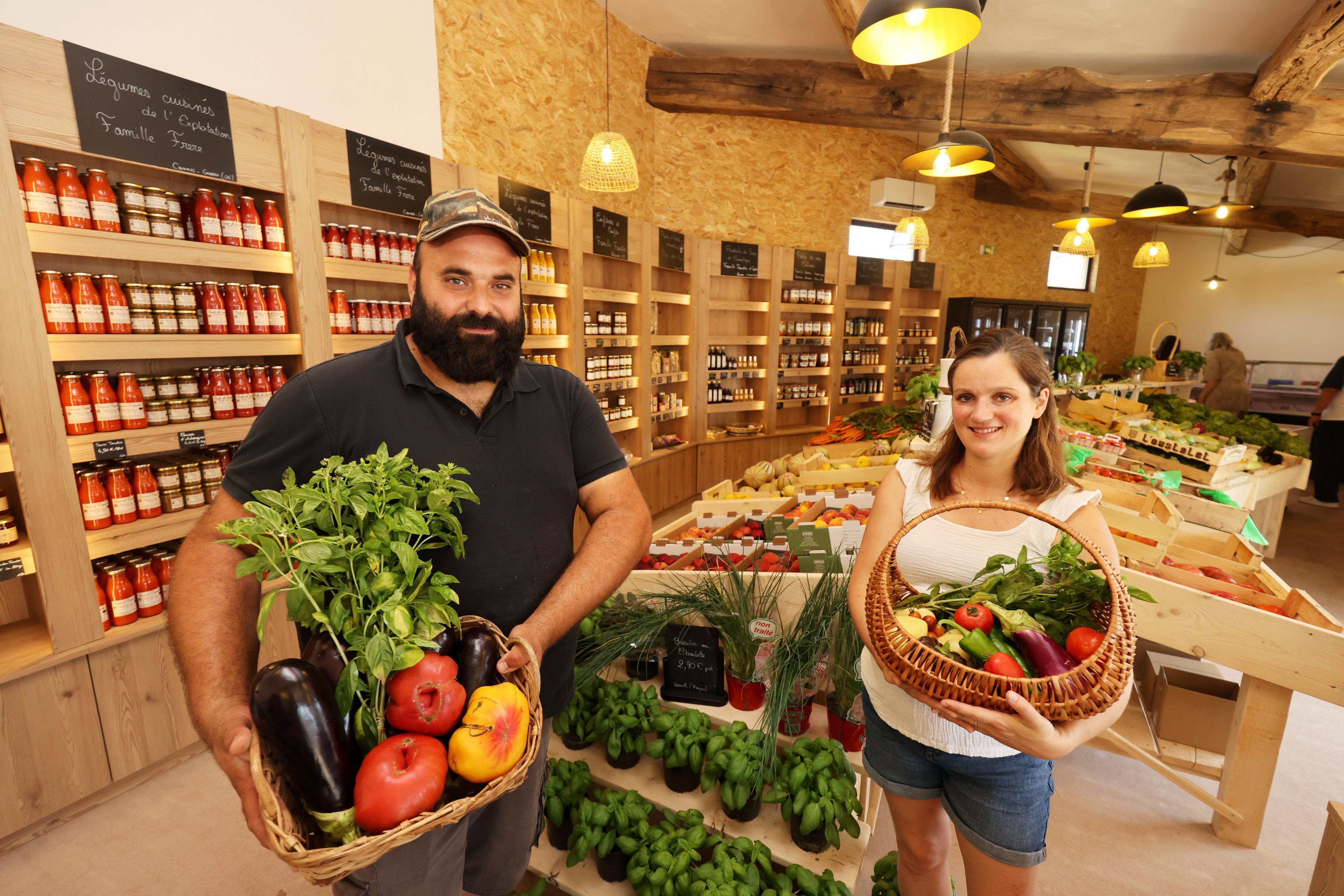 Des légumes frais et bio, du champ aux étals... Ils ouvrent un magazin sur leur propriété à Grasse