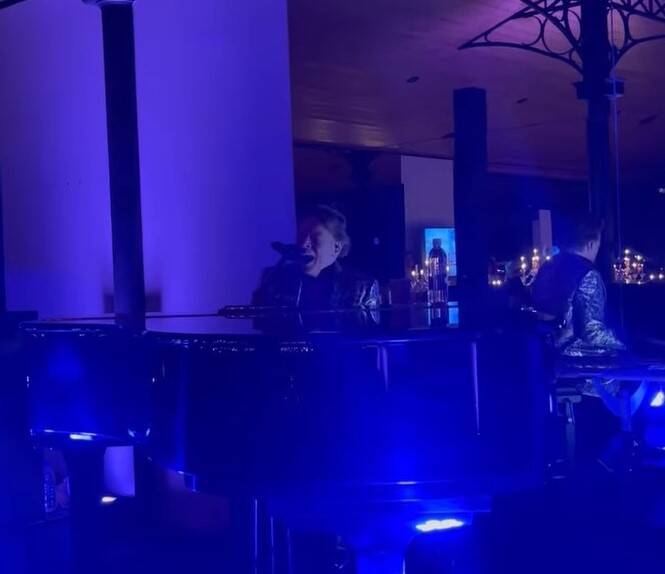 Quand Axl Rose, le chanteur des Guns N'Roses, chante en solo dans un club huppé du Golfe de Saint-Tropez