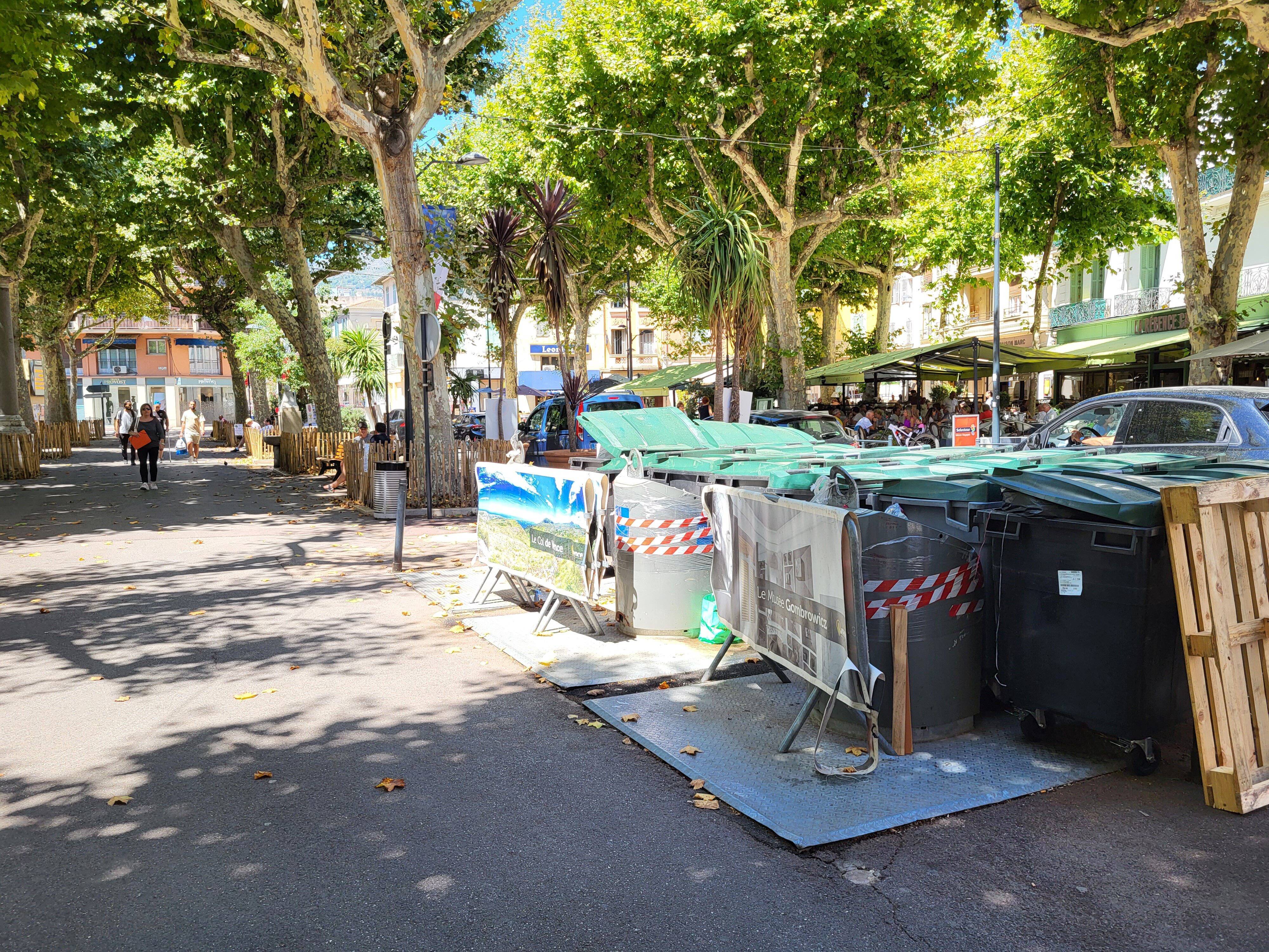 "Je suis à bout de nerfs": des restaurateurs jettent leurs déchets en verre chaque nuit devant leurs fenêtres, le boucan insupporte ces riverains