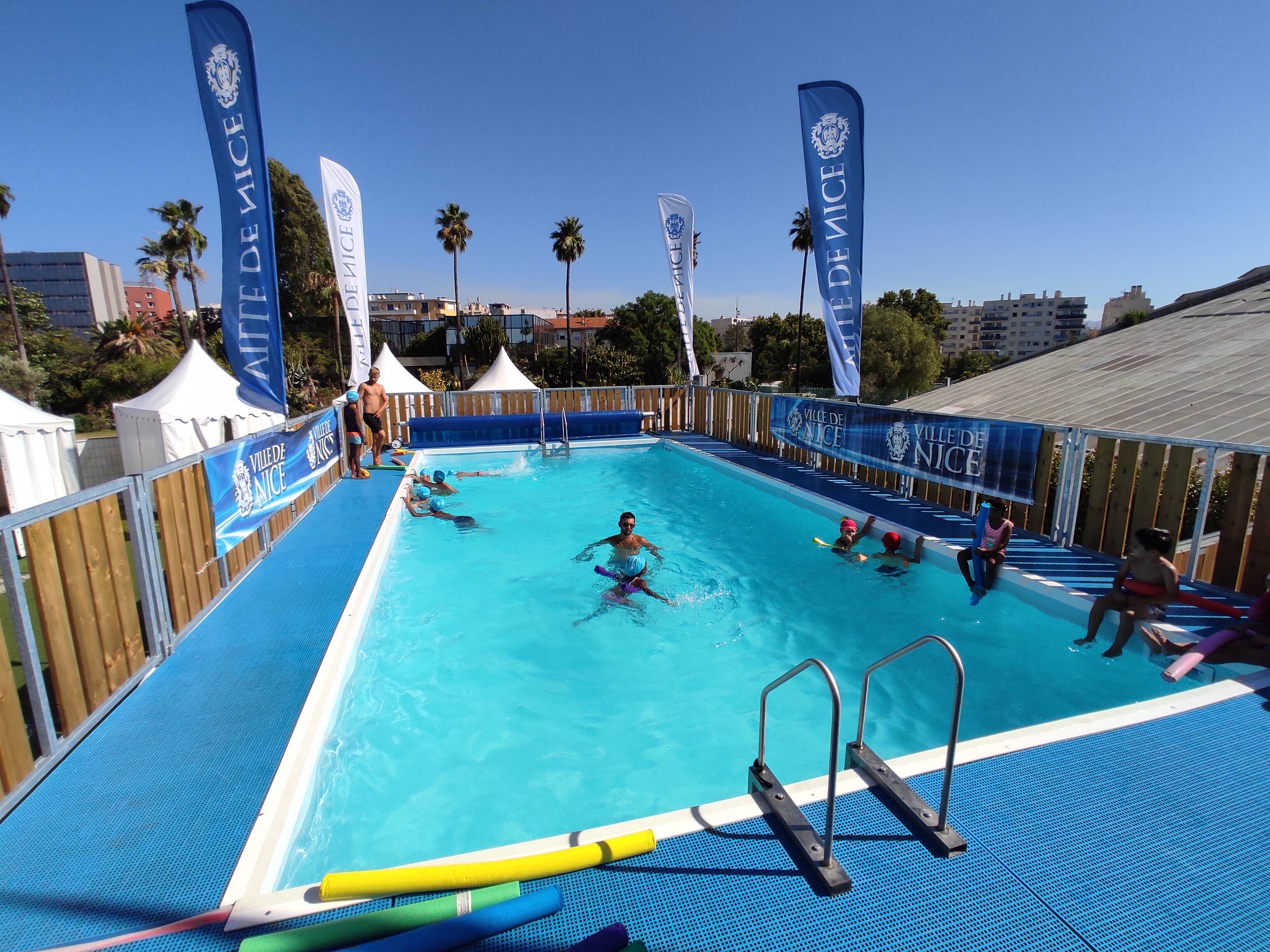 "Ils découvrent le milieu aquatique en toute sécurité": à Nice, une piscine temporaire au parc PhSnix pour s'entraîner à nager