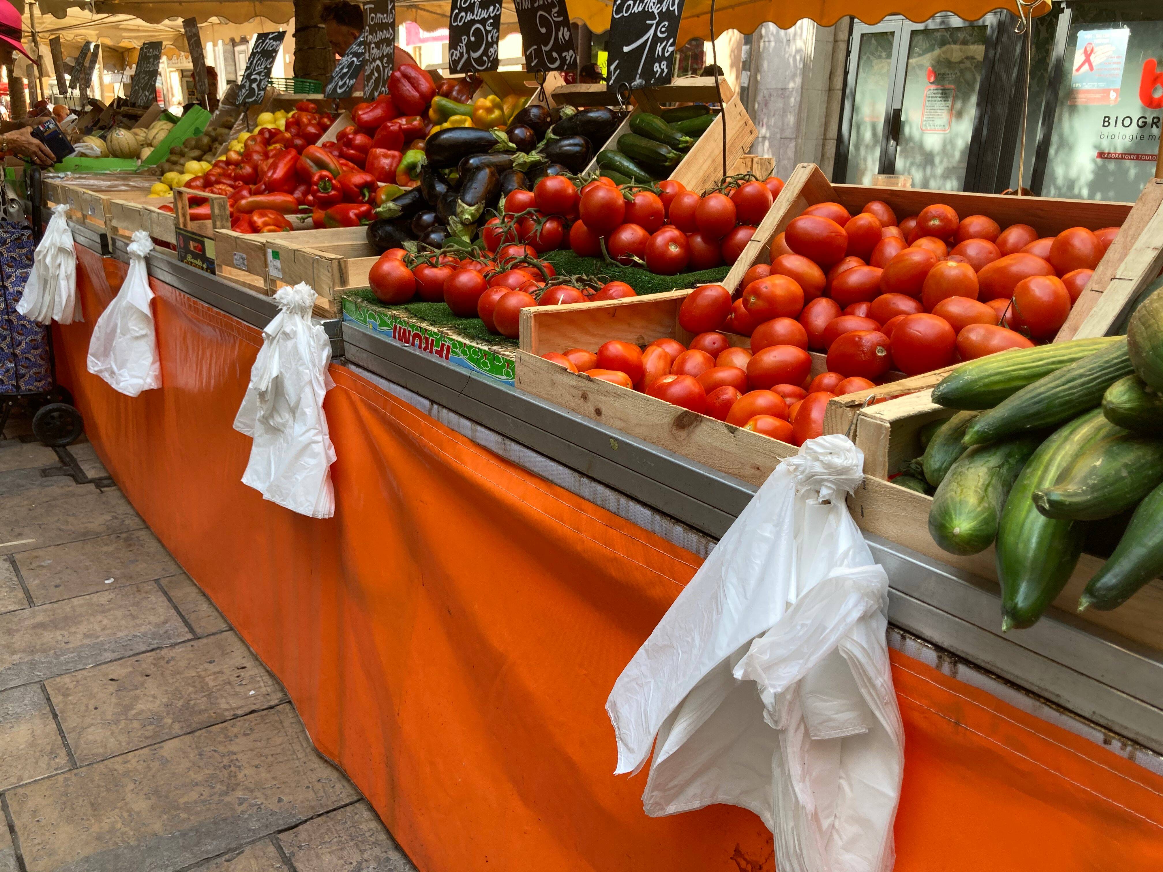 Sur le marché de Toulon, le sac en plastique n'a pas dit son dernier mot