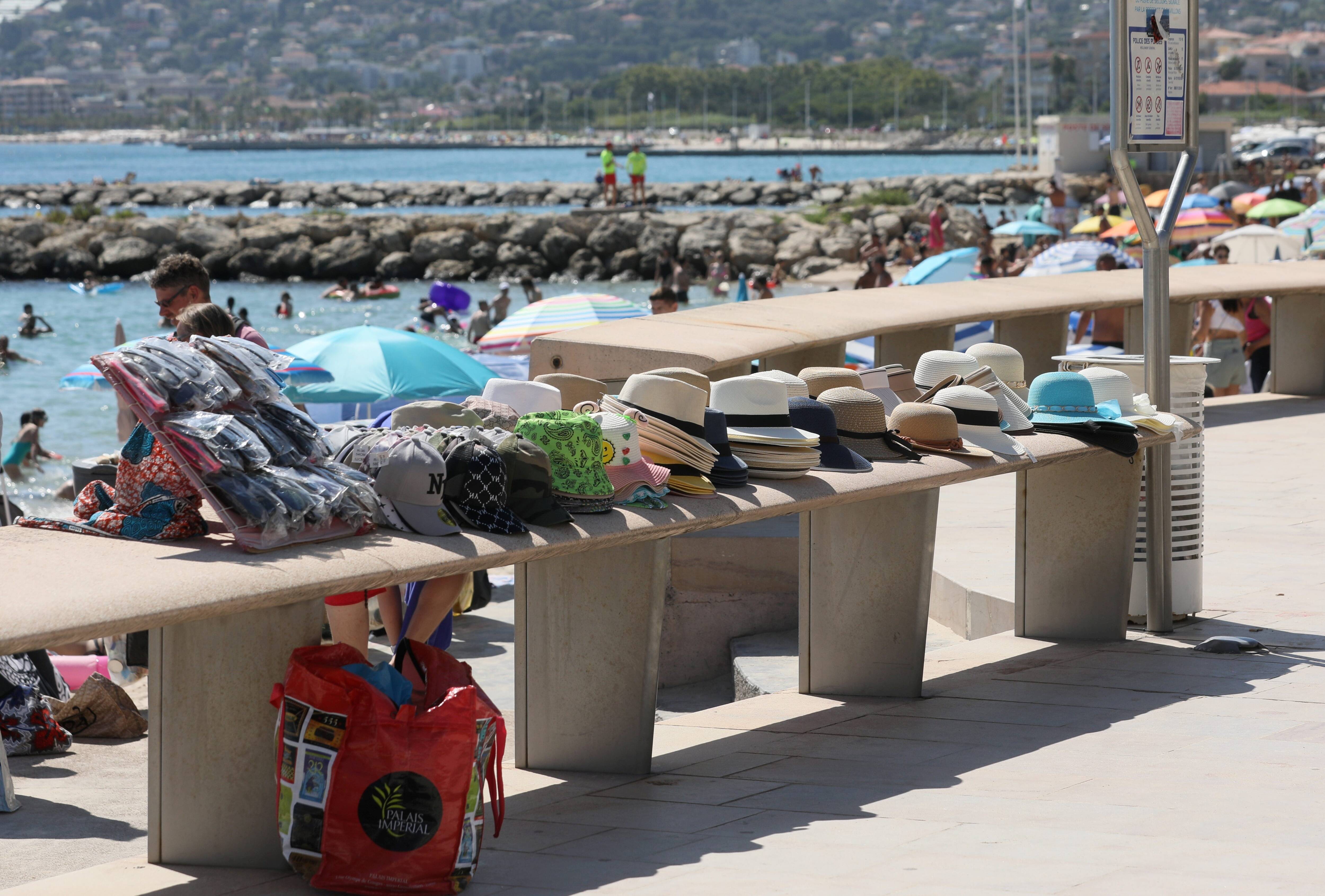 Trop de vendeurs à la sauvette à Juan-les-Pins? On fait le point sur le vrai du faux