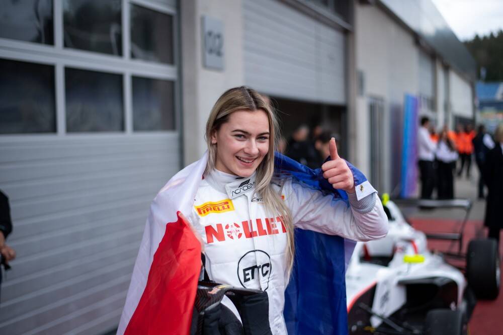 Les jeunes filles de la F1 Academy entrent en piste au circuit Paul-Ricard