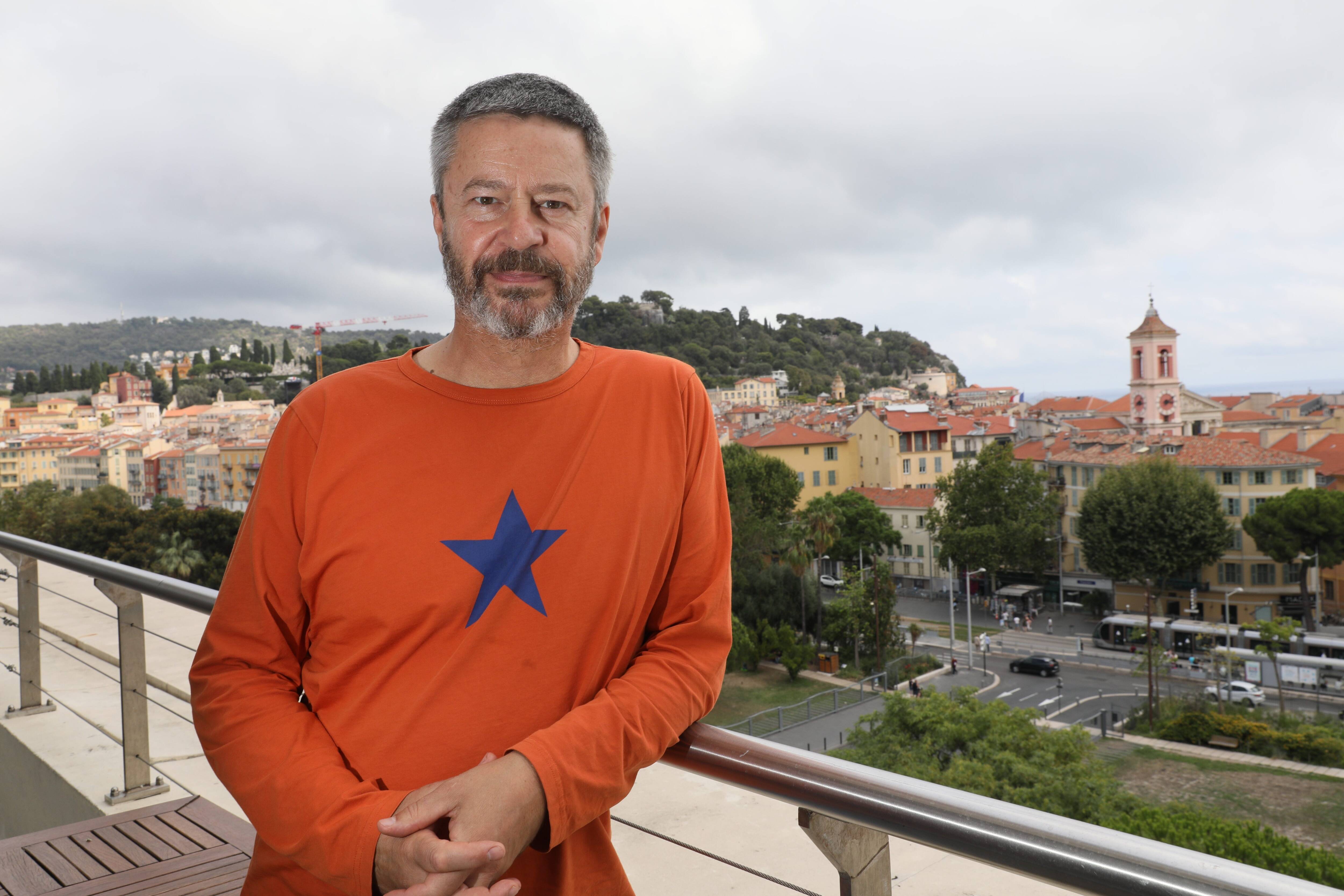 Agent redoutable dans "Dix pour cent", Thibault de Montalembert est à Carros pour le Festival des mots