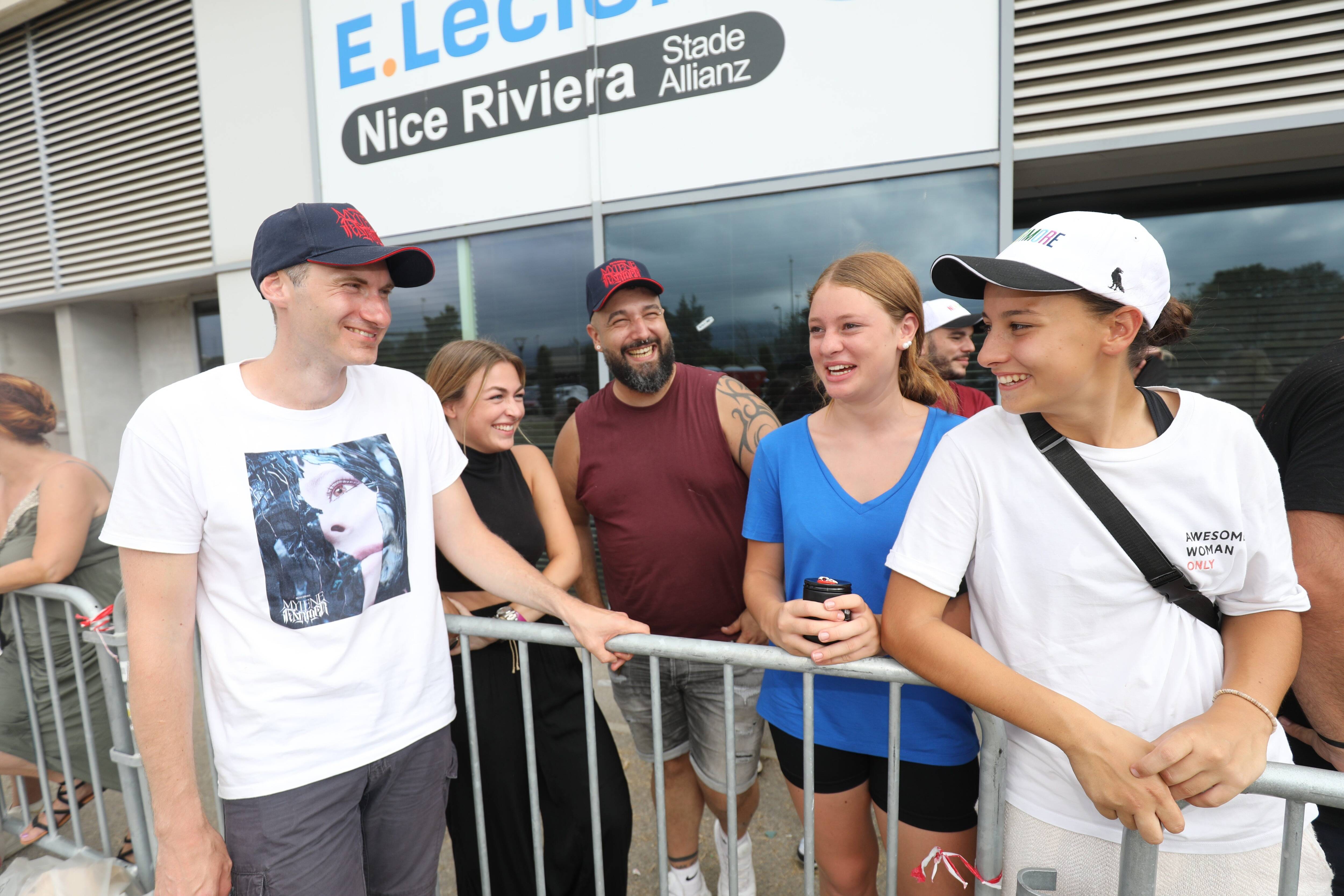 "C'est ma vitamine, mon identité": avant le début du concert ce samedi soir à Nice, des fans nous racontent pourquoi ils aiment tant Mylène Farmer