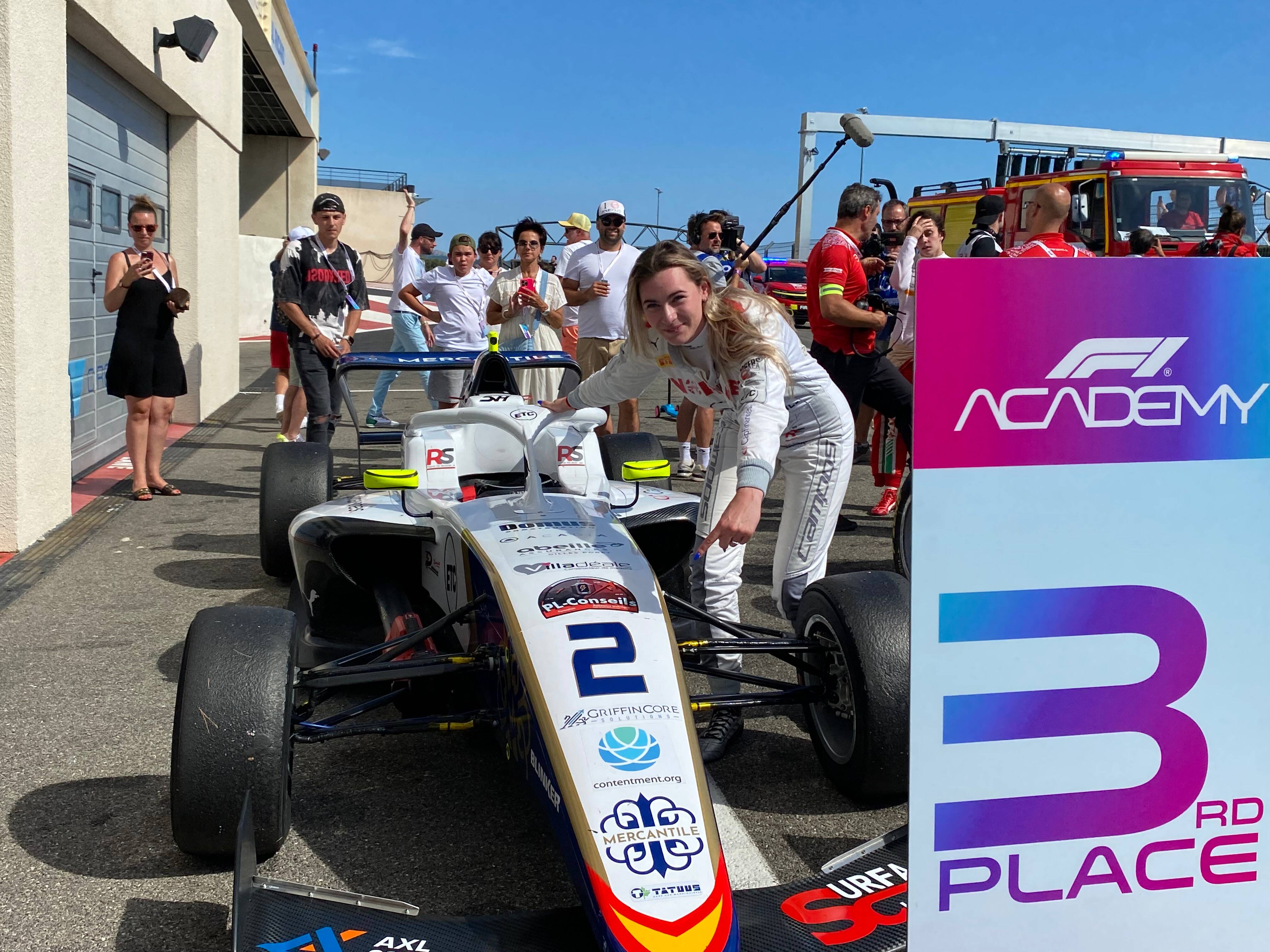 "Contente de retrouver le podium": on a rencontré la pilote française de la F1 Academy au circuit Paul-Ricard