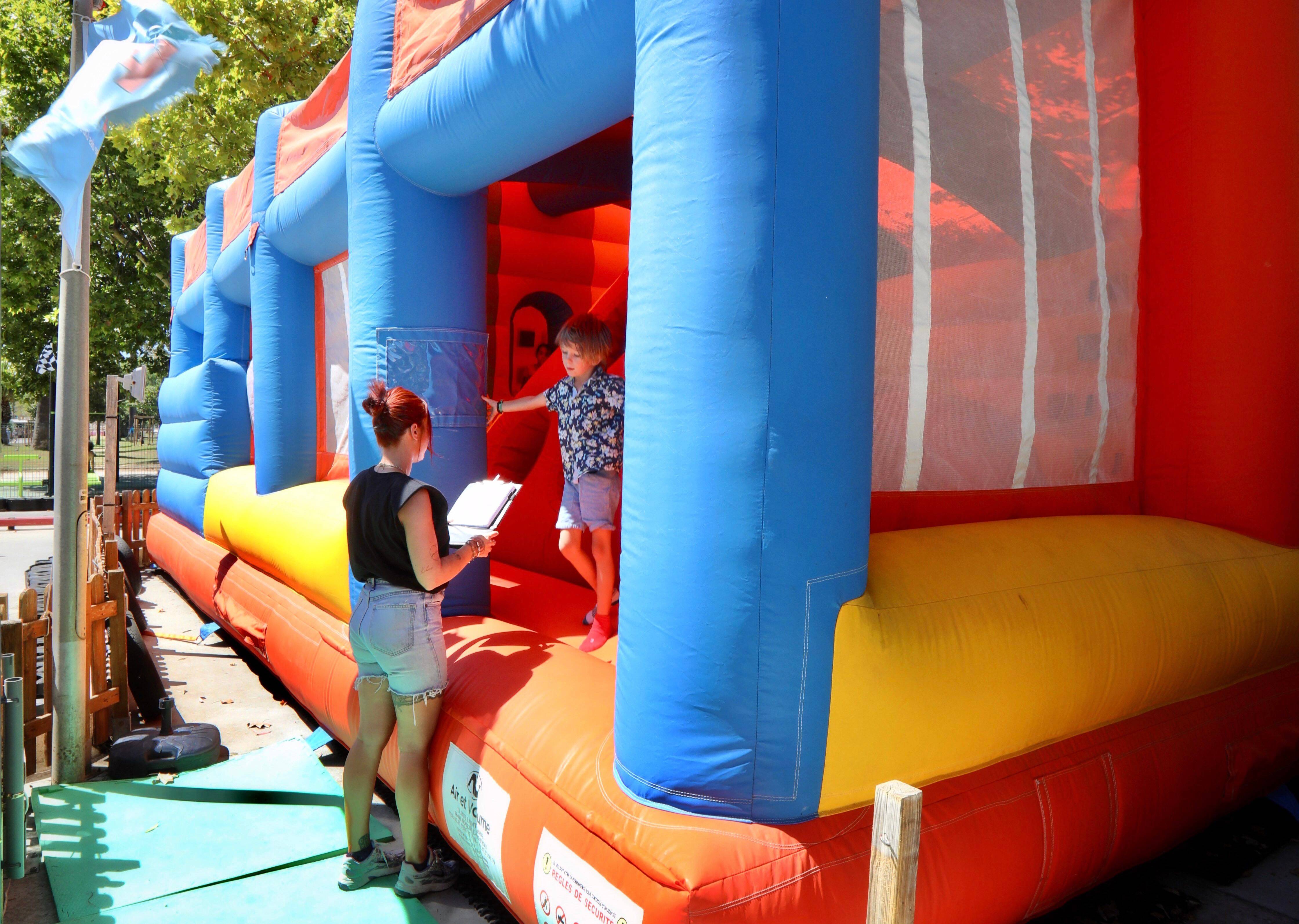 "S'il y avait eu du vent, on ne serait pas venus": les usagers d'une structure gonflable à Toulon témoignent après le drame de Saint-Maximin