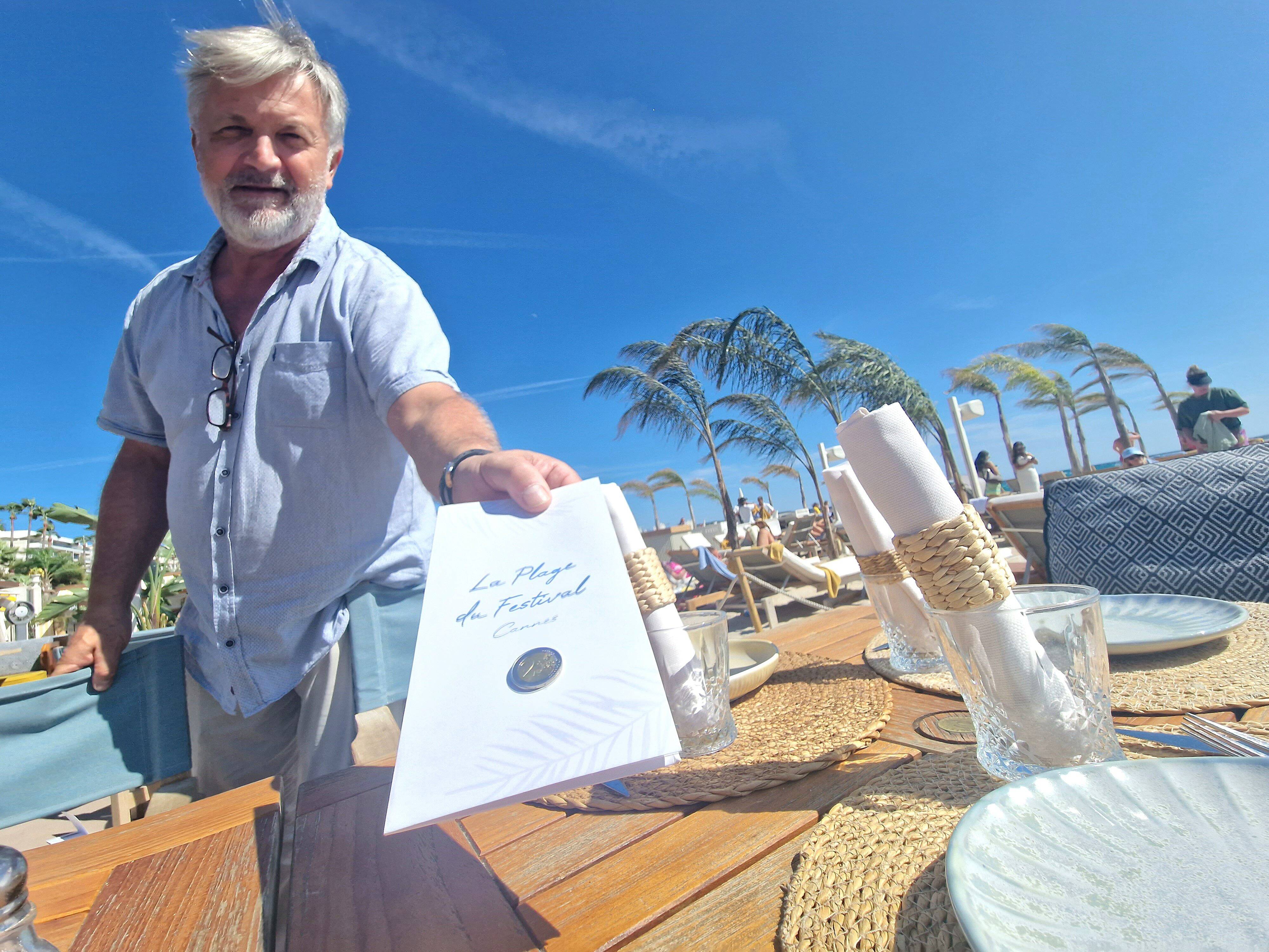 Deux euros supplémentaires pour aider les associations: l'addition des plages privées majorée les soirs de feu d'artifice à Cannes