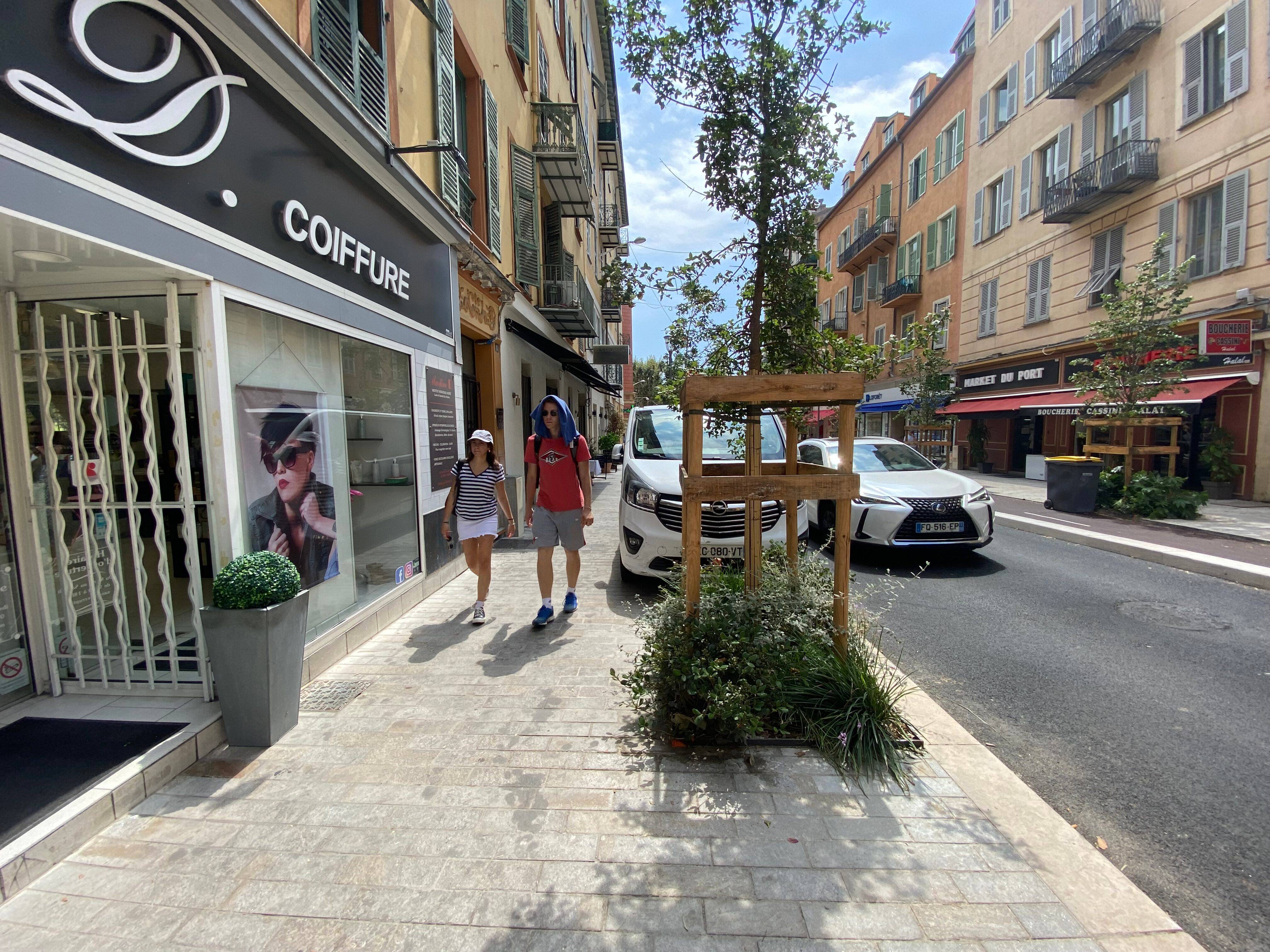 "Installer des tables et des chaises rend le lieu beaucoup plus agréable": les commerçants de cette rue du port de Nice en transformation ne veulent pas du stationnement