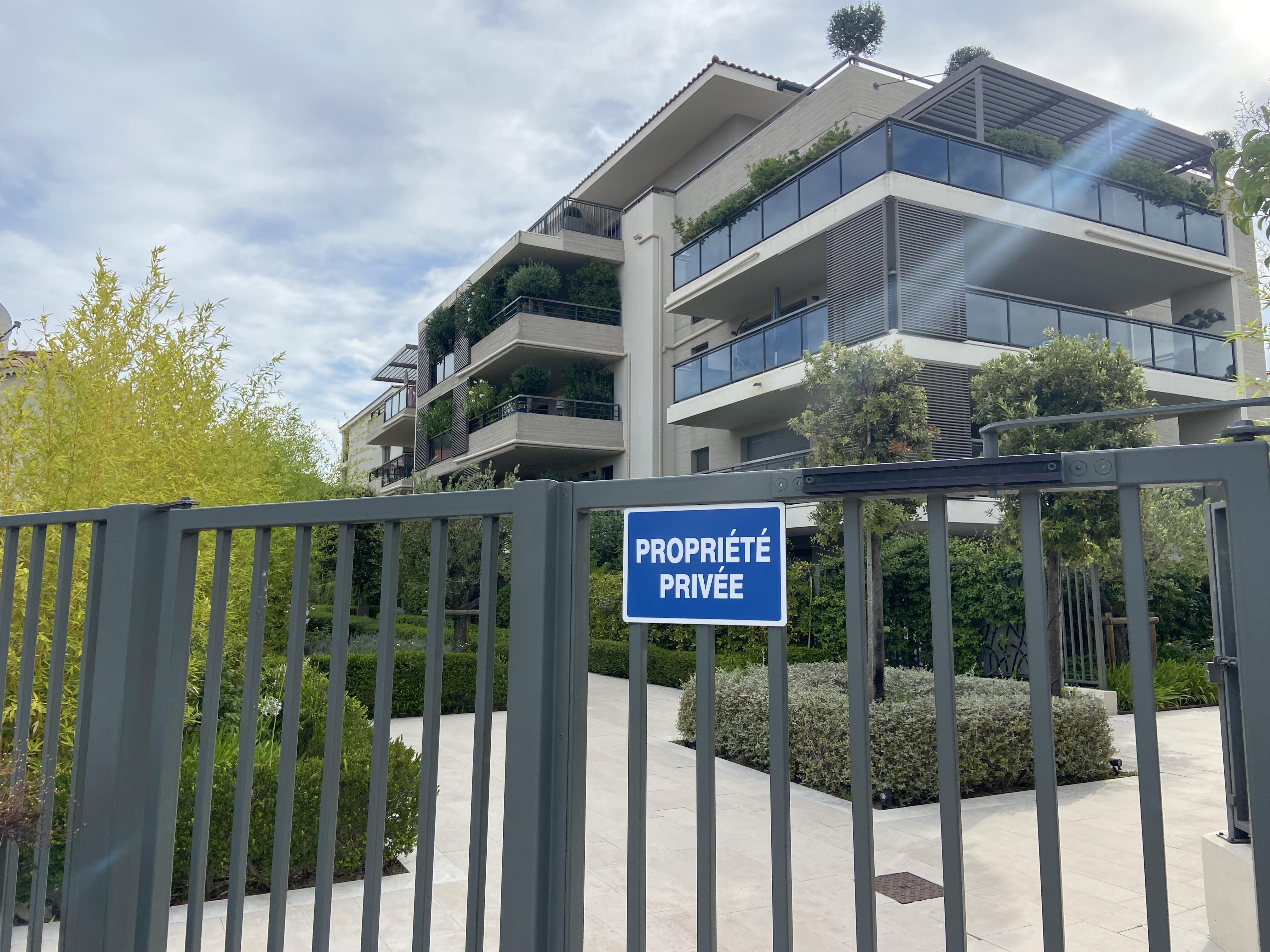 On en sait plus sur le couple de touristes qui s'est séparé avec fracas à Saint-Tropez