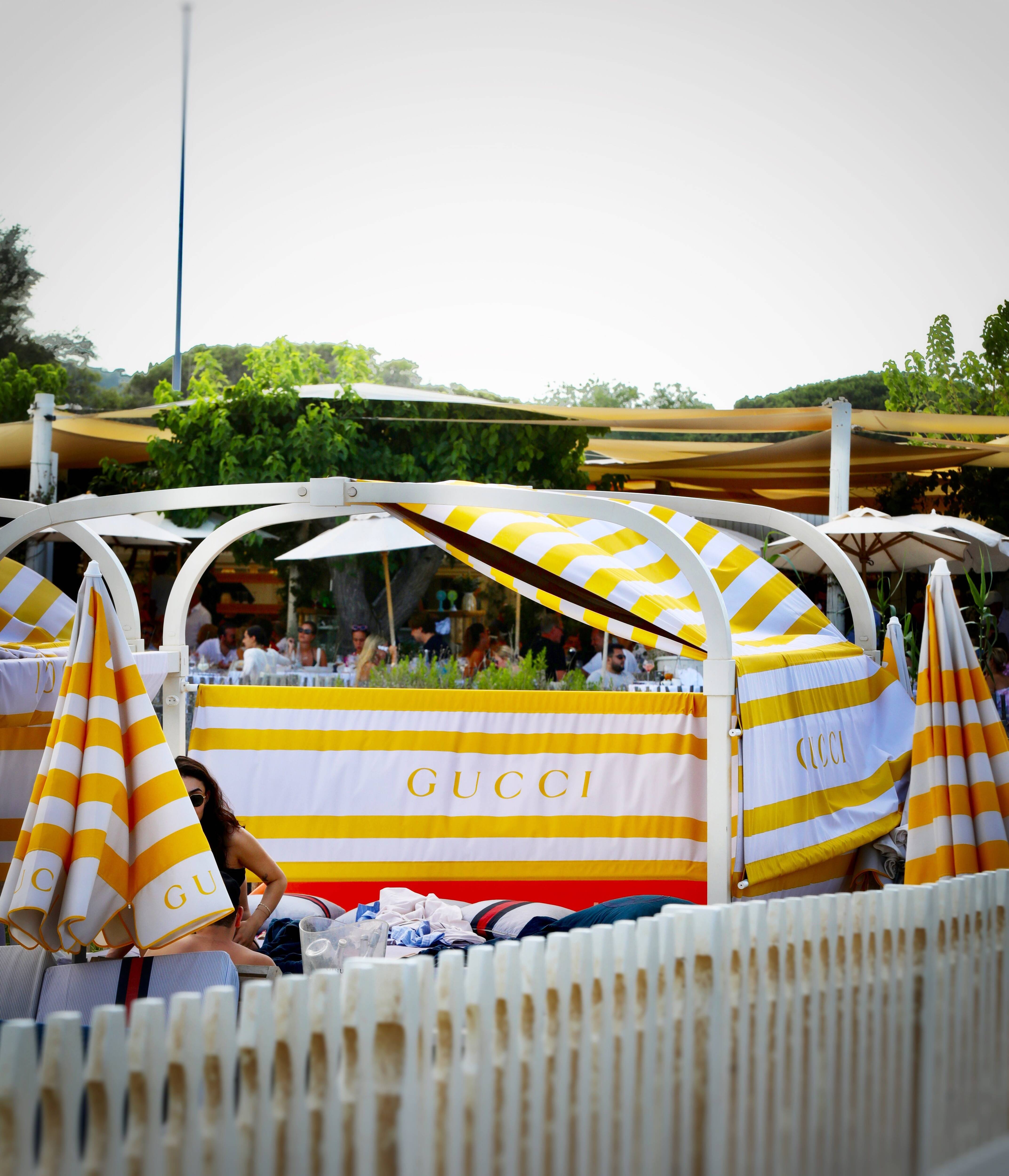 Durant l'été dans le Var, les marques s'offrent des "plages de pub", mais est-ce autorisé?