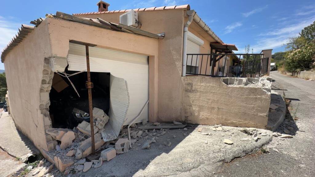 "Il avait l'air d'accélérer comme s'il voulait passer coûte que coûte": ivre, il encastre son camion en pleine nuit dans une maison, sur une voie interdite aux poids lourds