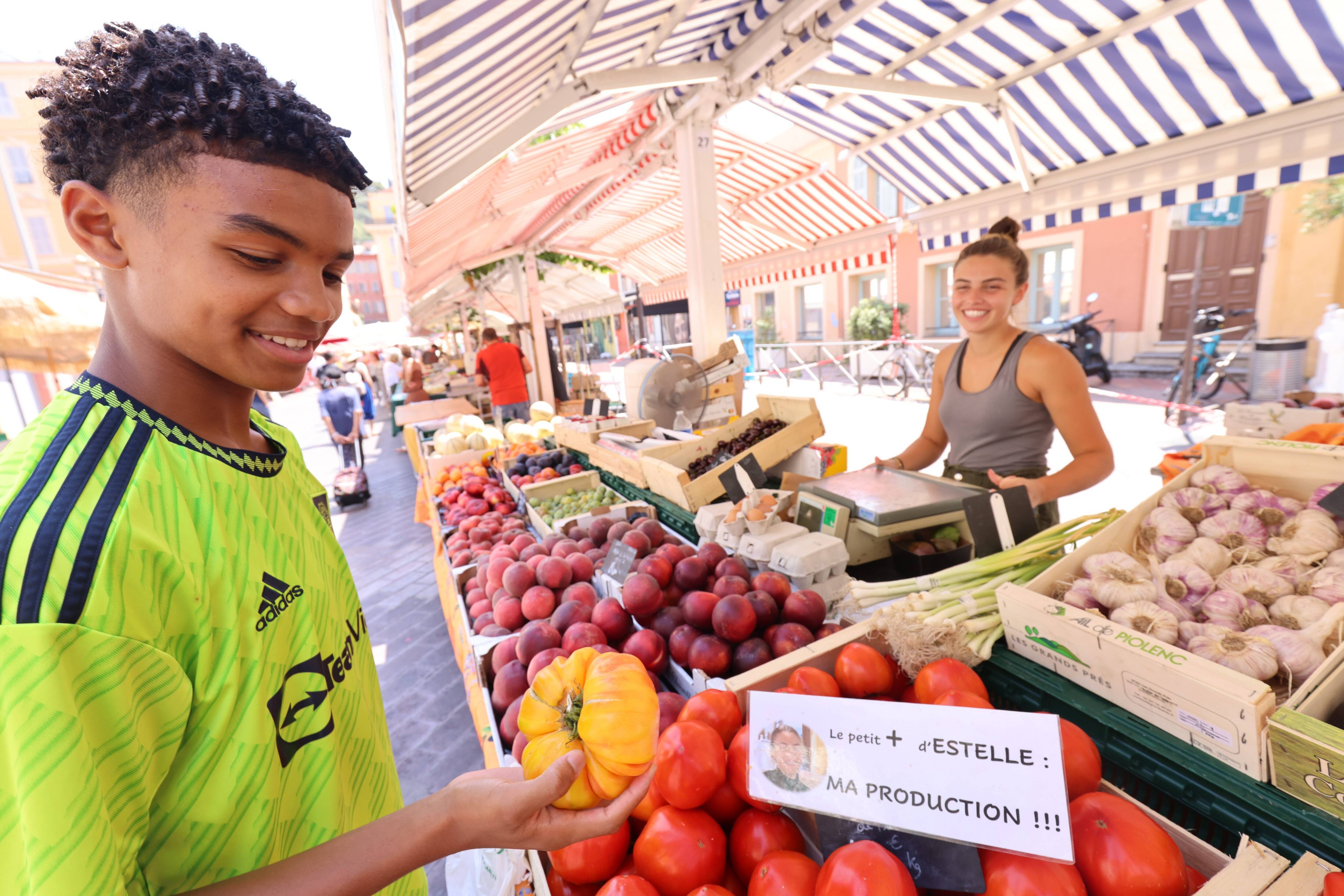 "Vous repérez vite les produits sans défaut": comment la production locale tire son épingle du jeu sur le marché du cours Saleya de Nice