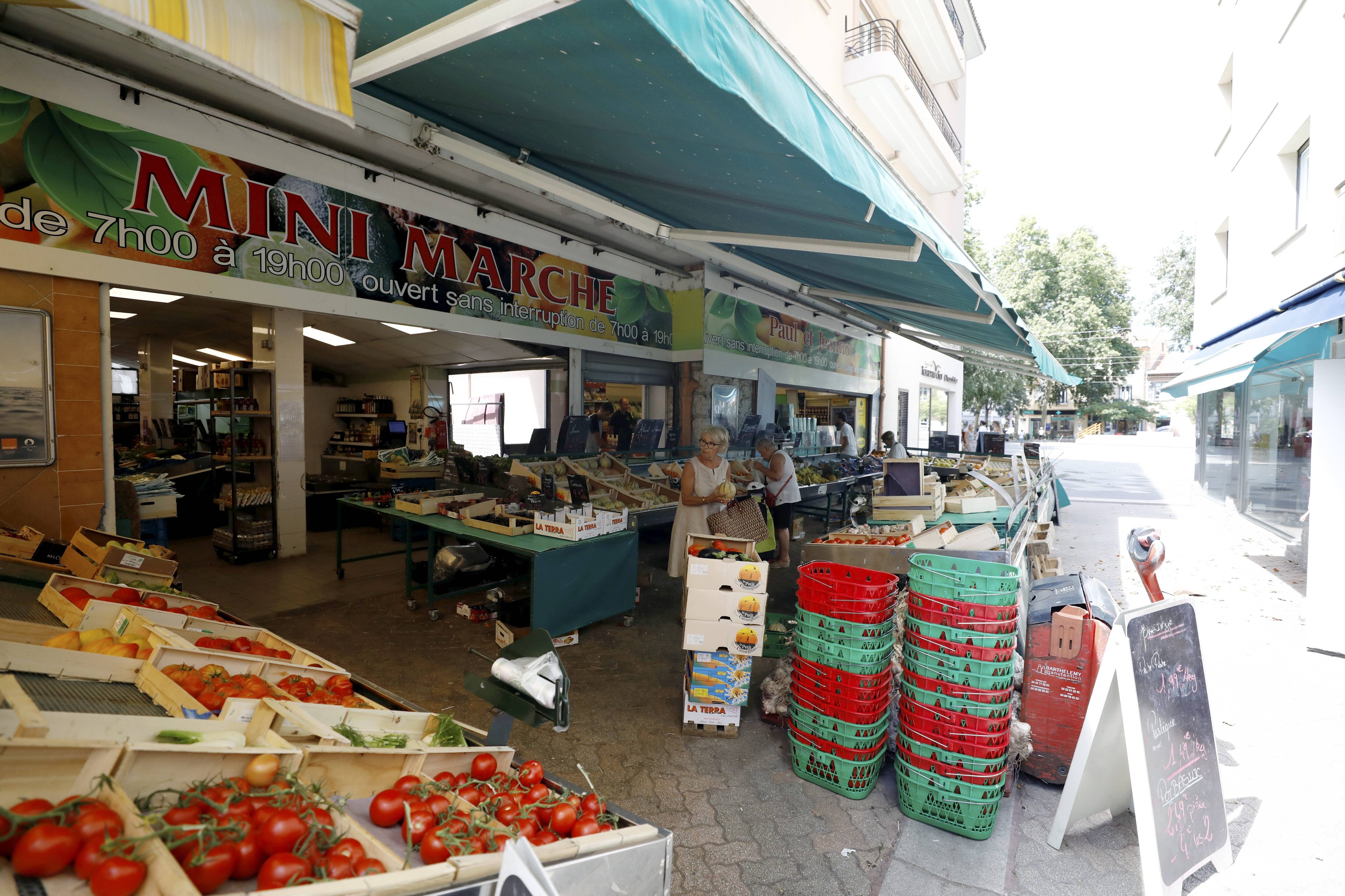 "On ne peut pas dormir la nuit, je suis épuisée": à Cagnes-sur-Mer, des riverains excédés par un commerçant du centre-ville