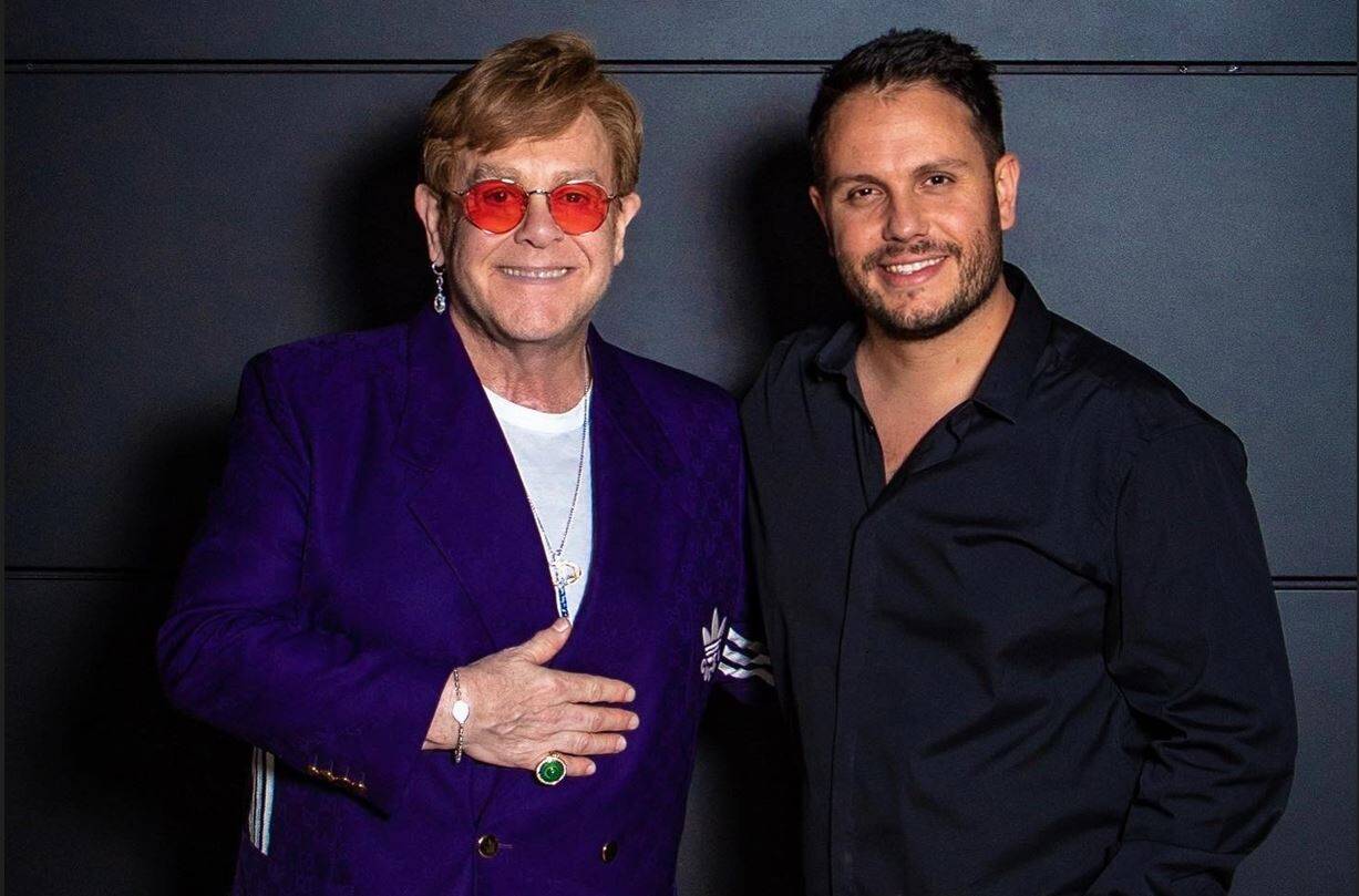 Après le Nice Jazz Festival, Elton John poursuit ses vacances sur la Côte d'Azur, il a été aperçu vendredi dans ce célèbre restaurant niçois