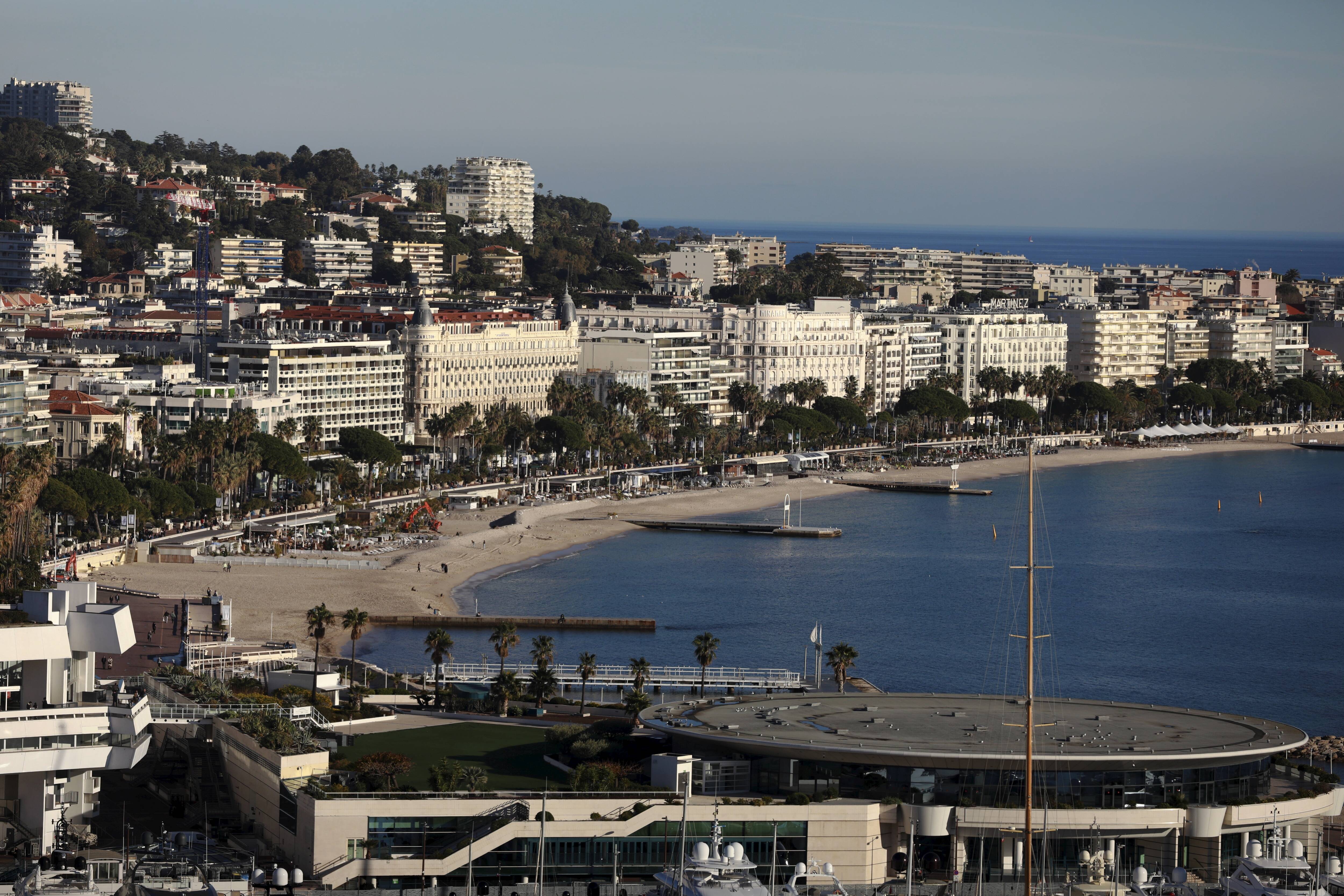 À Cannes, les prix délirants et pratiques abusives de certains restaurants et plages privées mettent les clients en colère