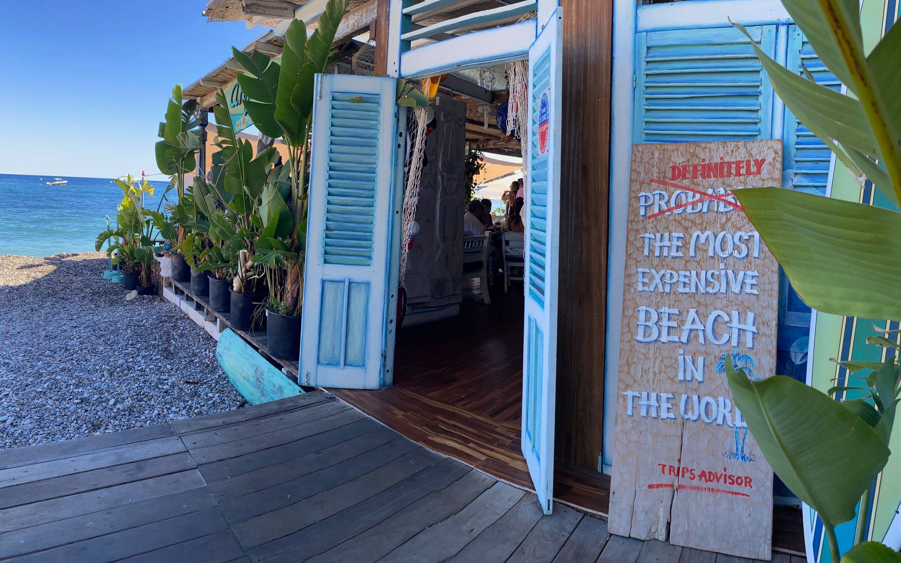 "Le sentiment d'être pris pour un pigeon": sur les plages azuréennes, des notes aussi salées que l'eau de mer qui mettent en colère touristes et habitants