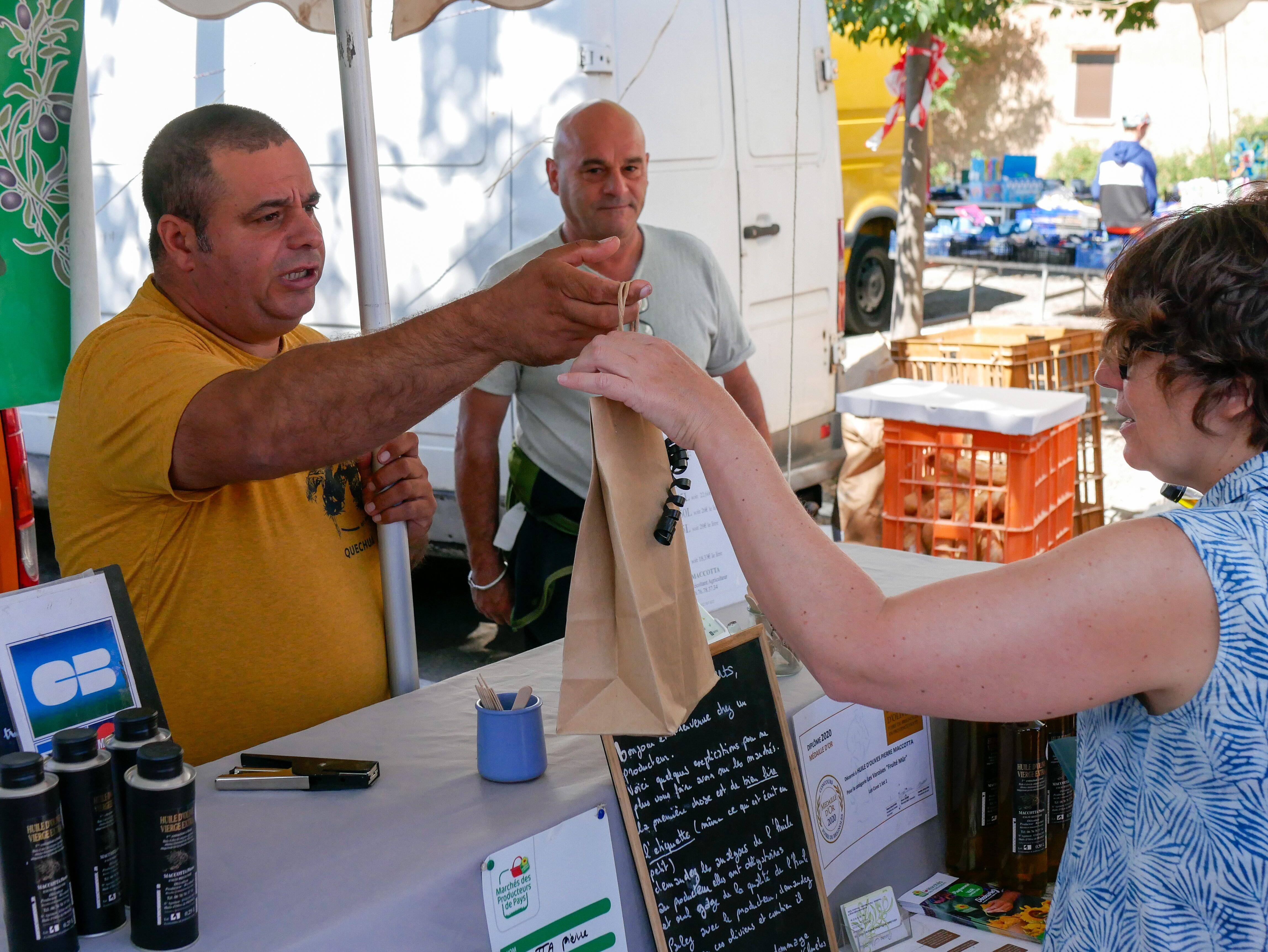 Souhaitant une loi protégeant les producteurs sur les marchés, cet oléiculteur varois lance une pétition en ligne qui cartonne