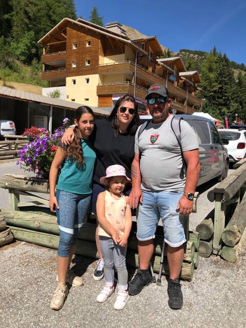 L'homme Monte Un Petit Vélo De Montagne Un Jour Ensoleillé D'été