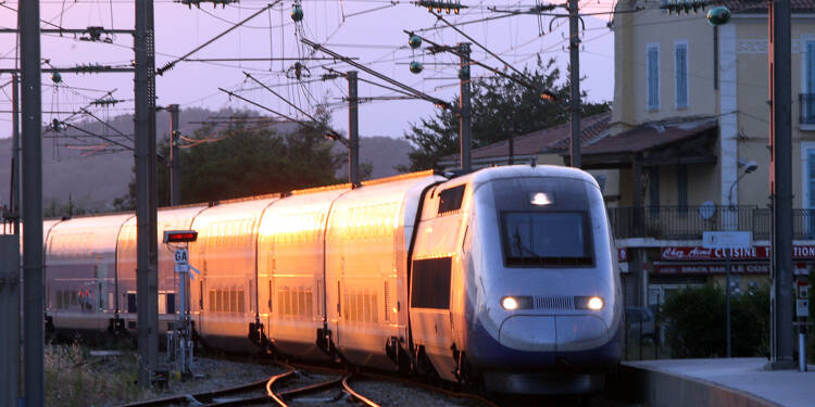 Un TGV Nice-Marseille percute des blocs de béton posés sur les rails dans le Var, une enquête ouverte