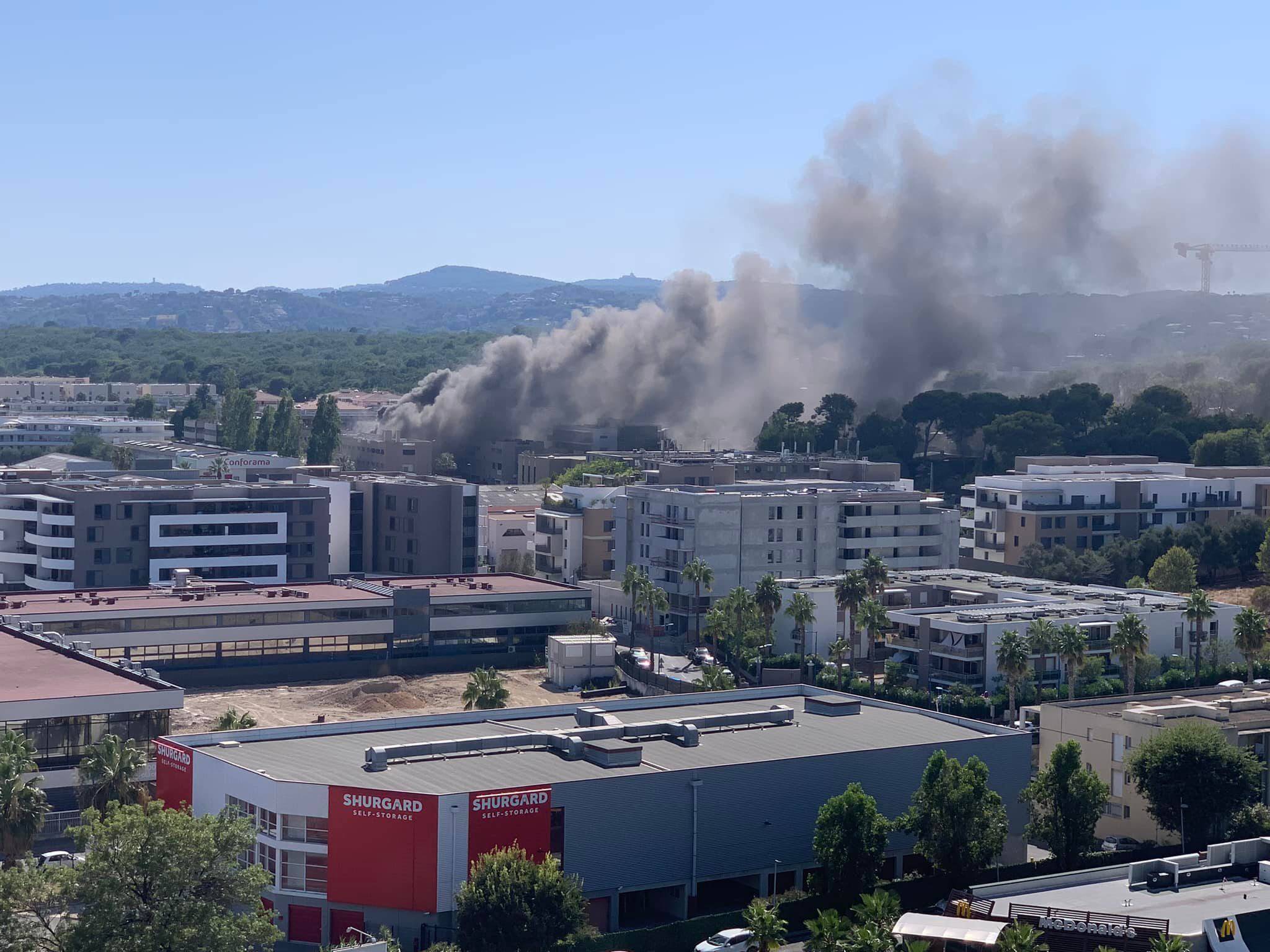 "Il y a eu une grosse explosion": un feu se déclare dans un garage comportant des produits inflammables à Villeneuve-Loubet