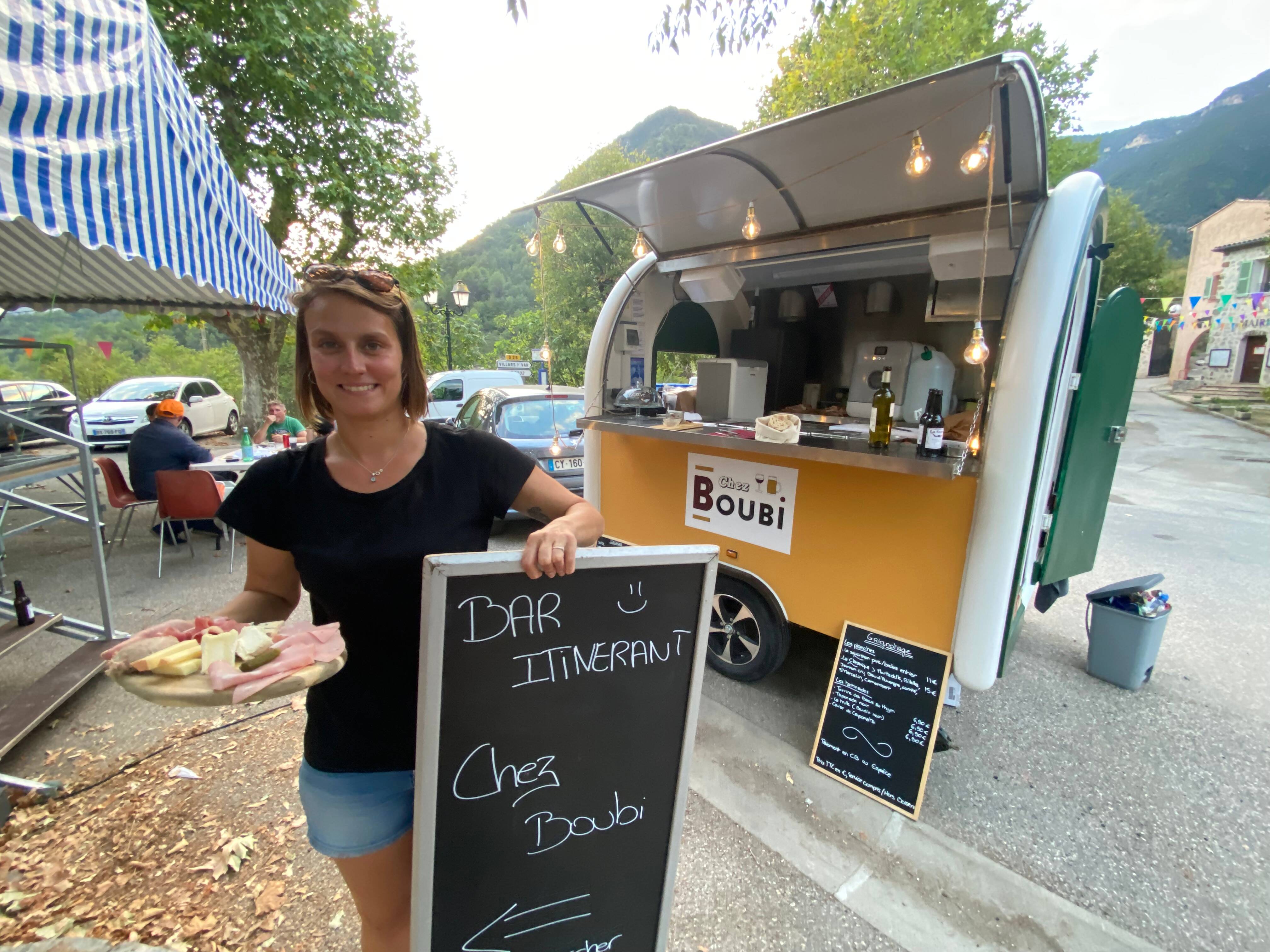 "Un bar, c'est le poumon du village. Là, c'est un poumon ambulant": les habitants de ce village de l'arrière-pays niçois, conquis par le bar itinérant d'Angel