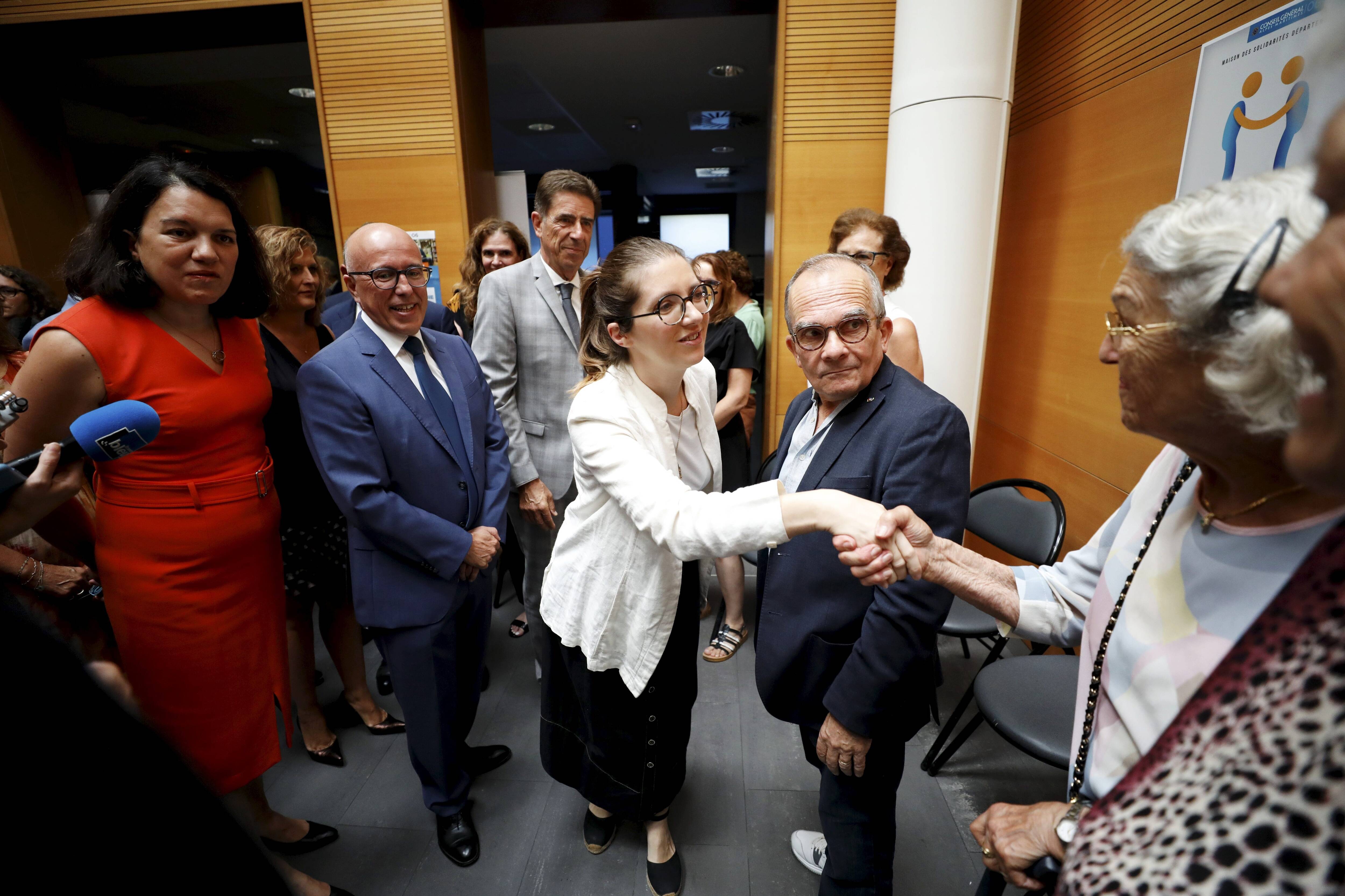 "On a à peu près 2 millions de personnes dans le pays qui sont en situation d'isolement": la ministre des Solidarités en visite à Nice pour encourager le programme "Mon voisin 06 a du coeur"