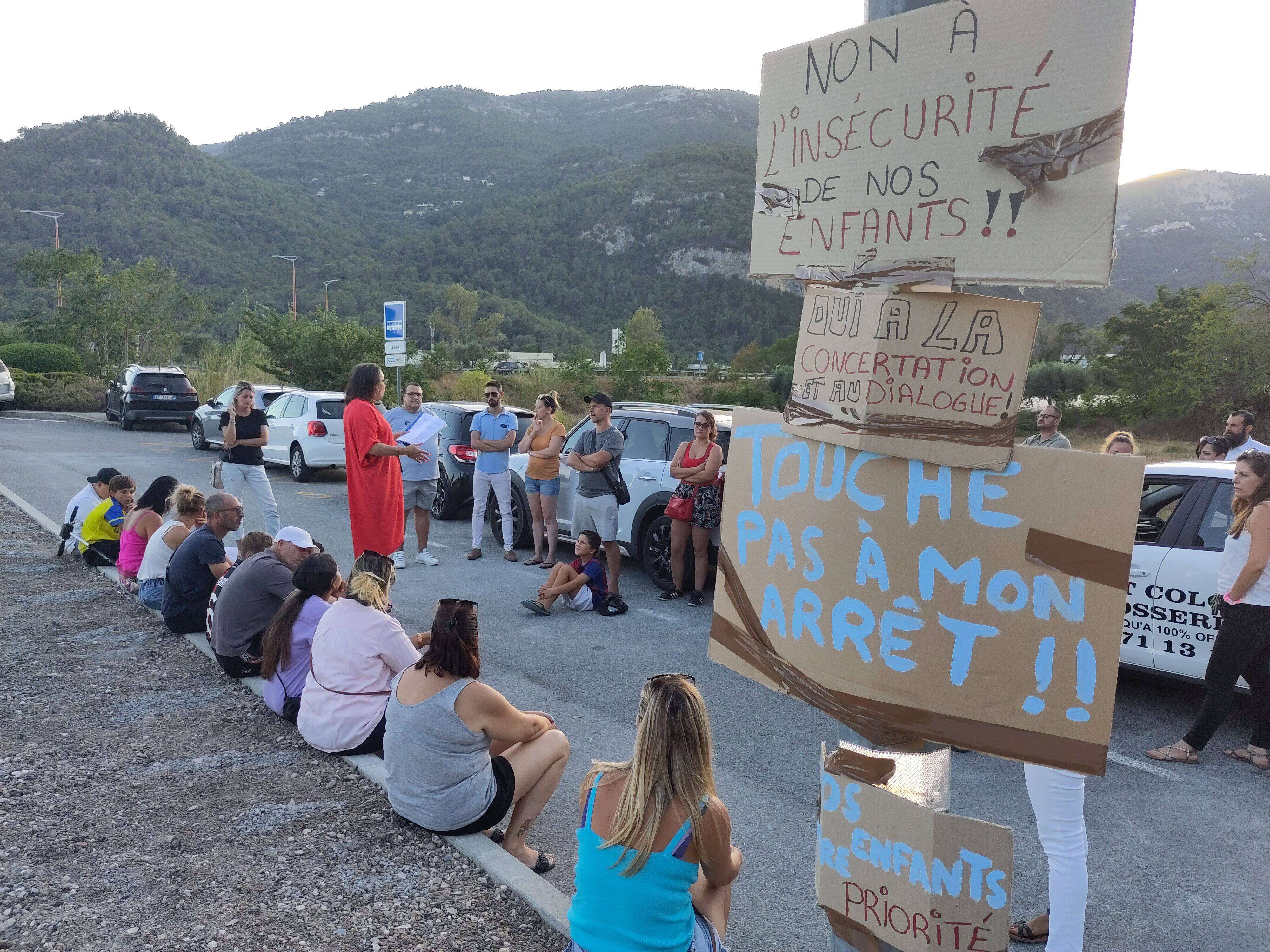 Déplacement d'un arrêt de bus scolaire à Saint-Blaise: des parents en colère craignent pour la sécurité de leurs enfants
